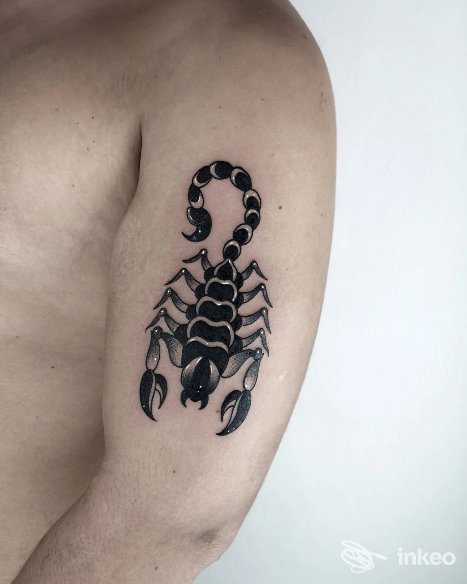 Tatuaggio scorpione nero sull'esterno del braccio, lavoro eseguito da Nero Tattooing a Bologna.