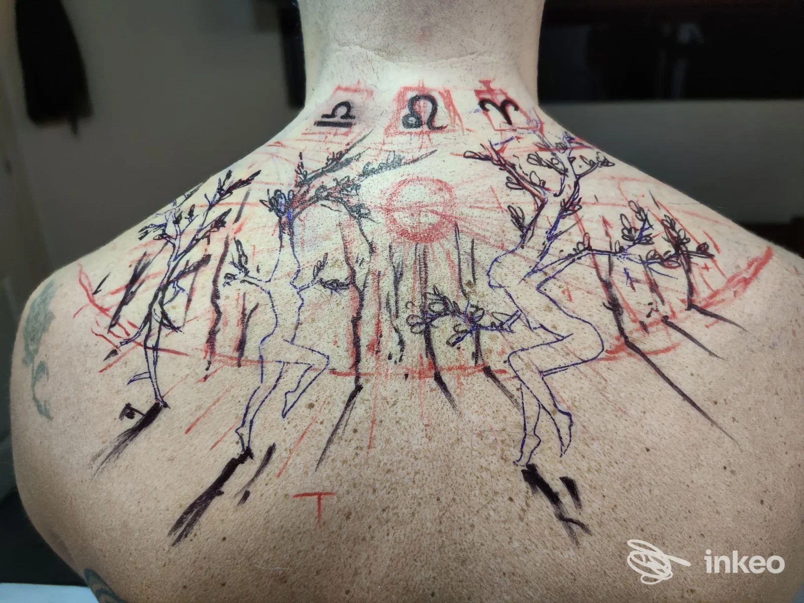 Bozzetto e prime linee di tatuaggio sulla parte superiore della schiena e nuca, foto fornita per Apelles Tattoo 1991 a Bologna.
