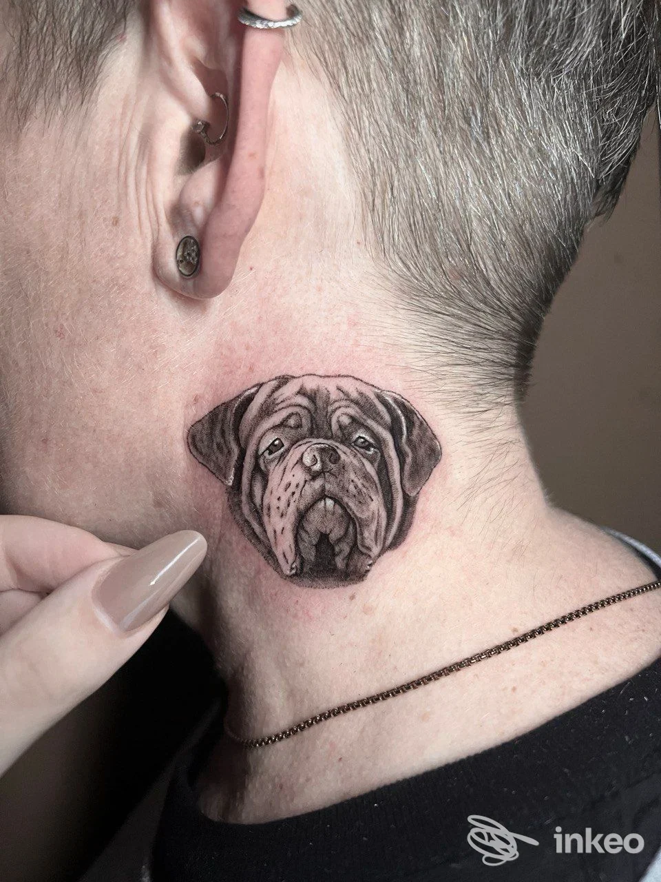 Tatuaggio realistico del muso di un cane sul collo, foto fornita dallo studio Glory Bound Ink Tattoo Shop & Piercing a San Lazzaro di Savena.