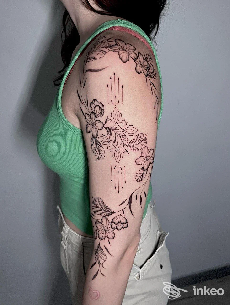 Tatuaggio floreale in nero su spalla e braccio superiore, foto realizzata per Glory Bound Ink Tattoo Shop & Piercing a San Lazzaro di Savena.