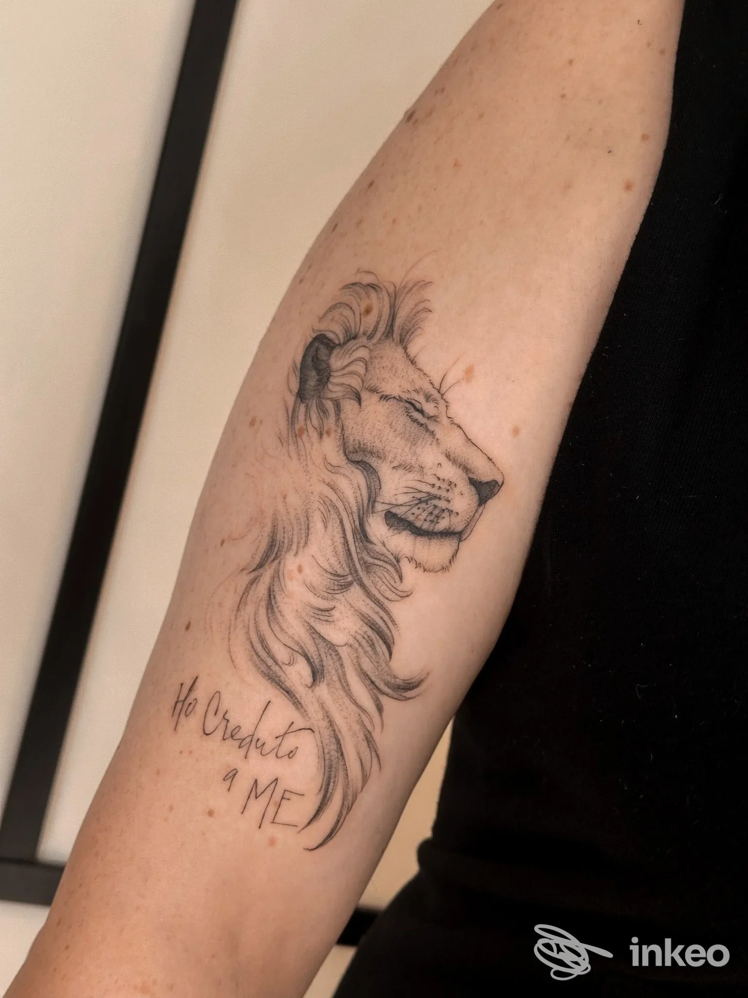Tatuaggio testa di leone in nero sull'avambraccio interno, foto fornita da Ink Rei Tattoo, Faenza.