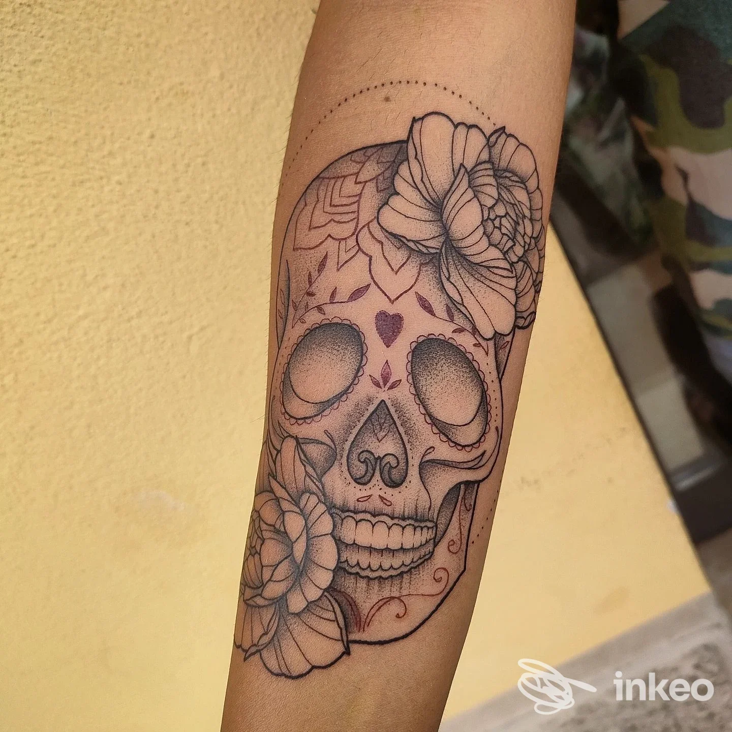 Tatuaggio su avambraccio con teschio ornamentale in bianco/nero, foto inviata da Empathik Tattoo & Piercing Studio, Medicina.