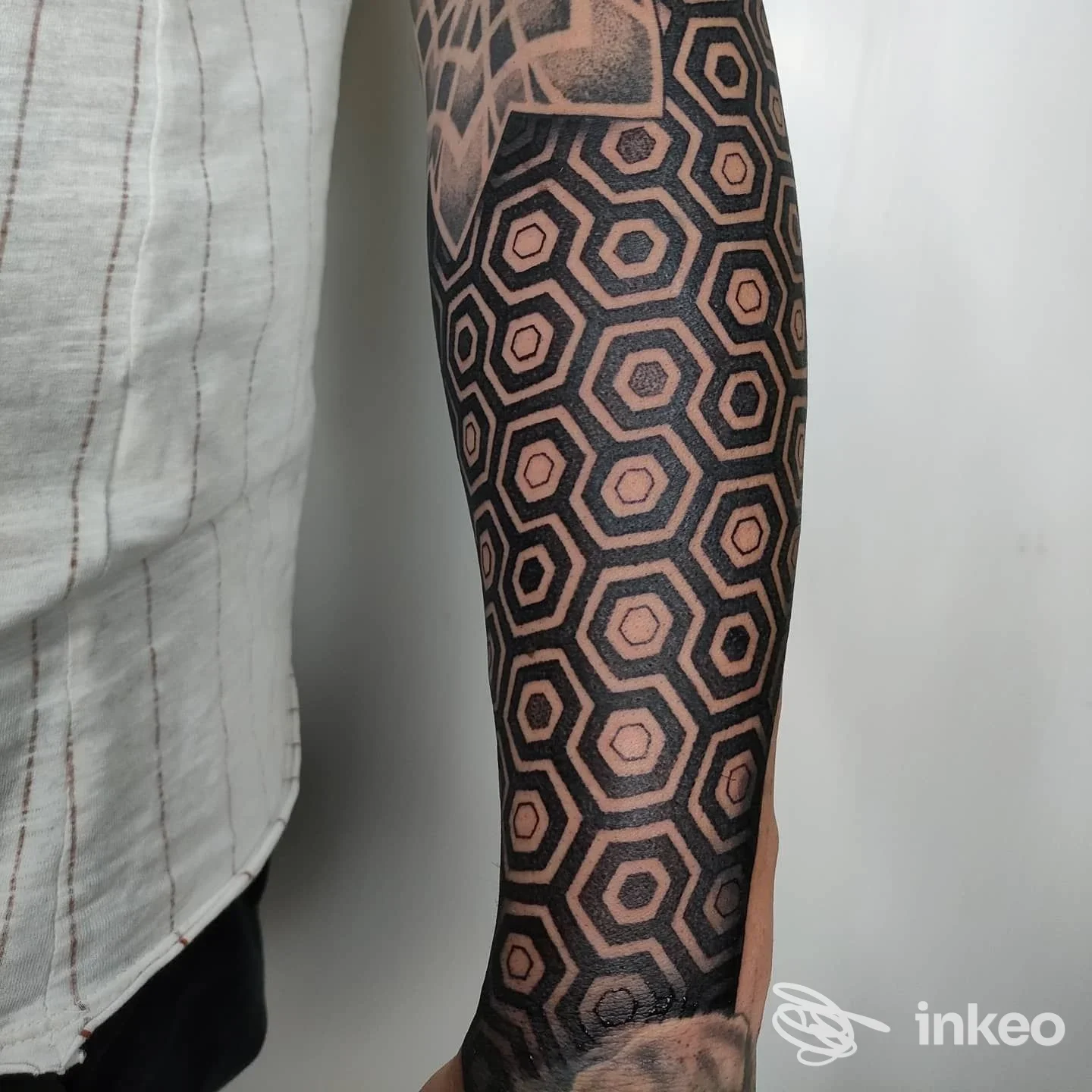 Tatuaggio geometrico a esagoni sul avambraccio, foto fornita da Empathik Tattoo & Piercing Studio, Medicina.