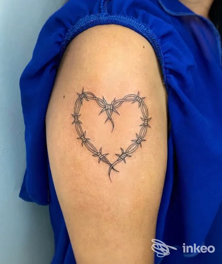 Tatuaggio a cuore in linework sul braccio superiore, foto inviata da Kult Tattoo Studio Ferrara, Ferrara.