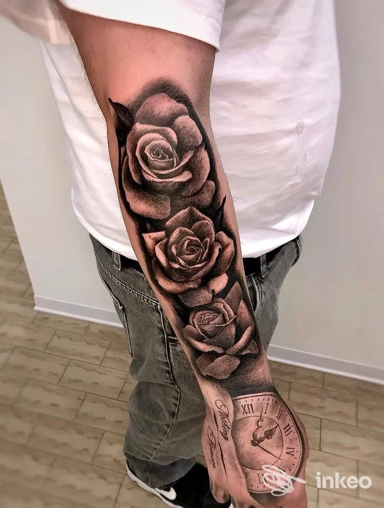 Tatuaggio black & grey di tre rose e un orologio sul avambraccio e dorso mano, Kult Tattoo Studio Ferrara, Ferrara.