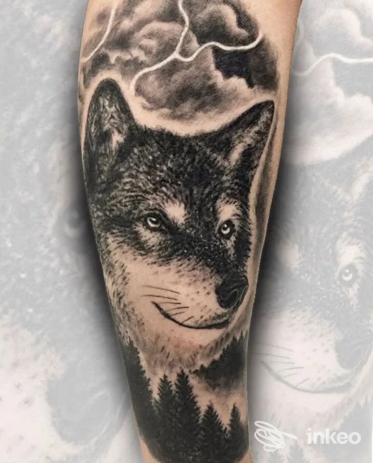 Tatuaggio realistico in bianco e nero di un lupo sull'avambraccio, eseguito da Kult Tattoo Studio Ferrara, Ferrara.