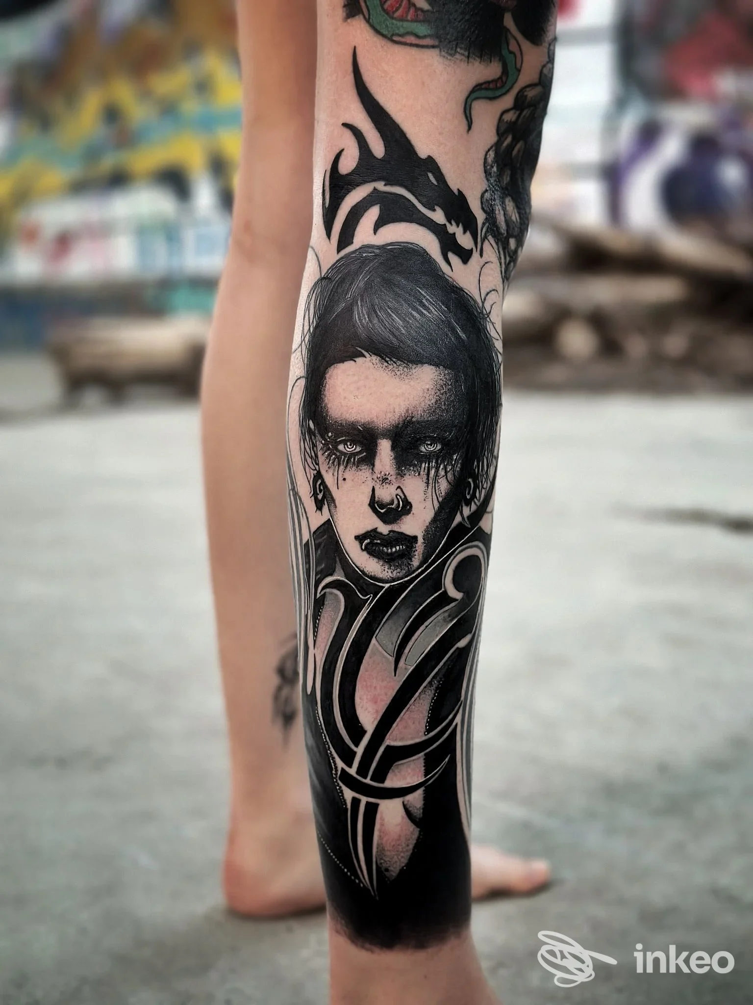 Tatuaggio blackwork con ritratto sul polpaccio, fotografia inviata da Saint Ink Tattoo Studio, Bologna.