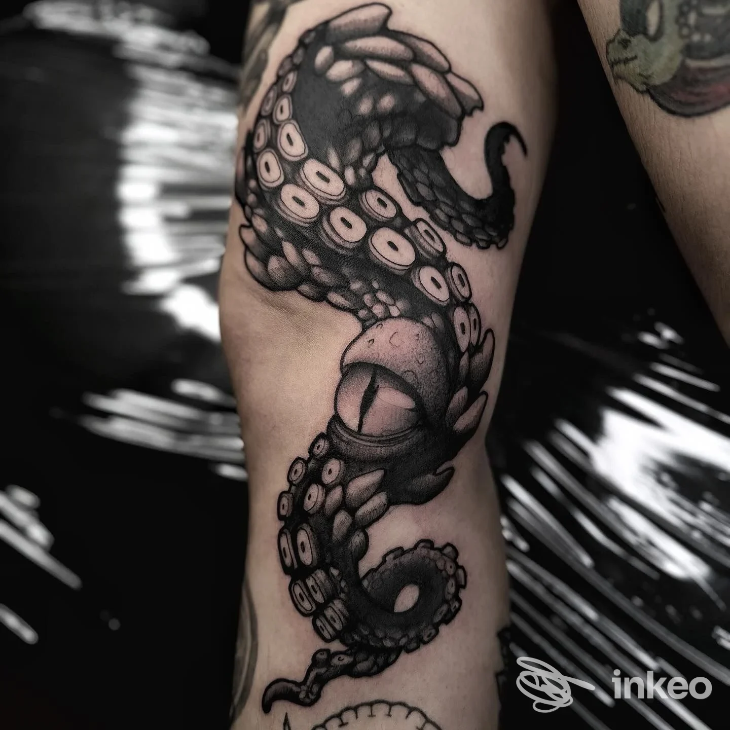 Tatuaggio polpo in bianco e nero sull'avambraccio, Saint Ink Tattoo Studio, Bologna.