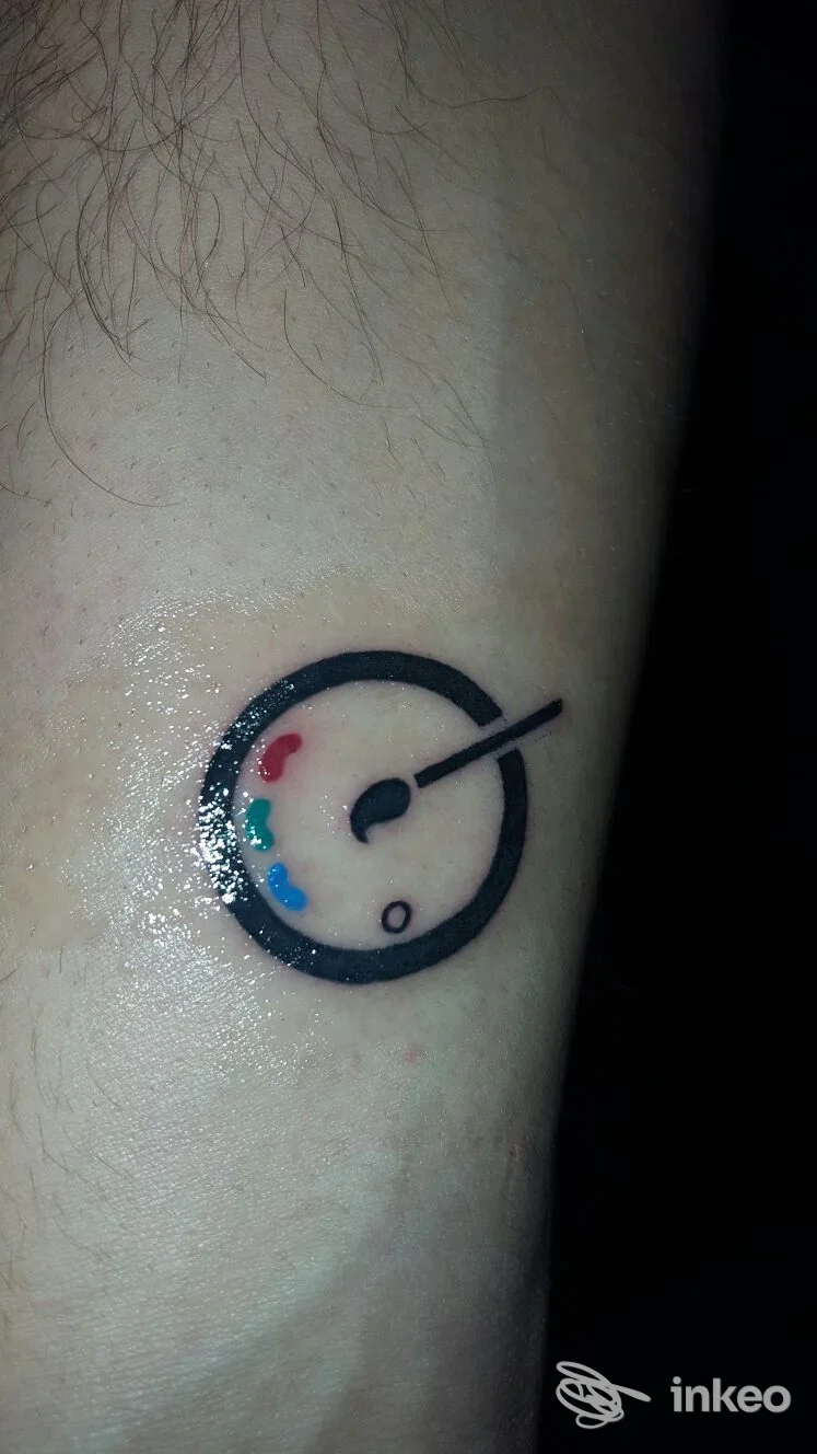 Tatuaggio minimal circolare sull'avambraccio, Seretattoo Campogalliano.