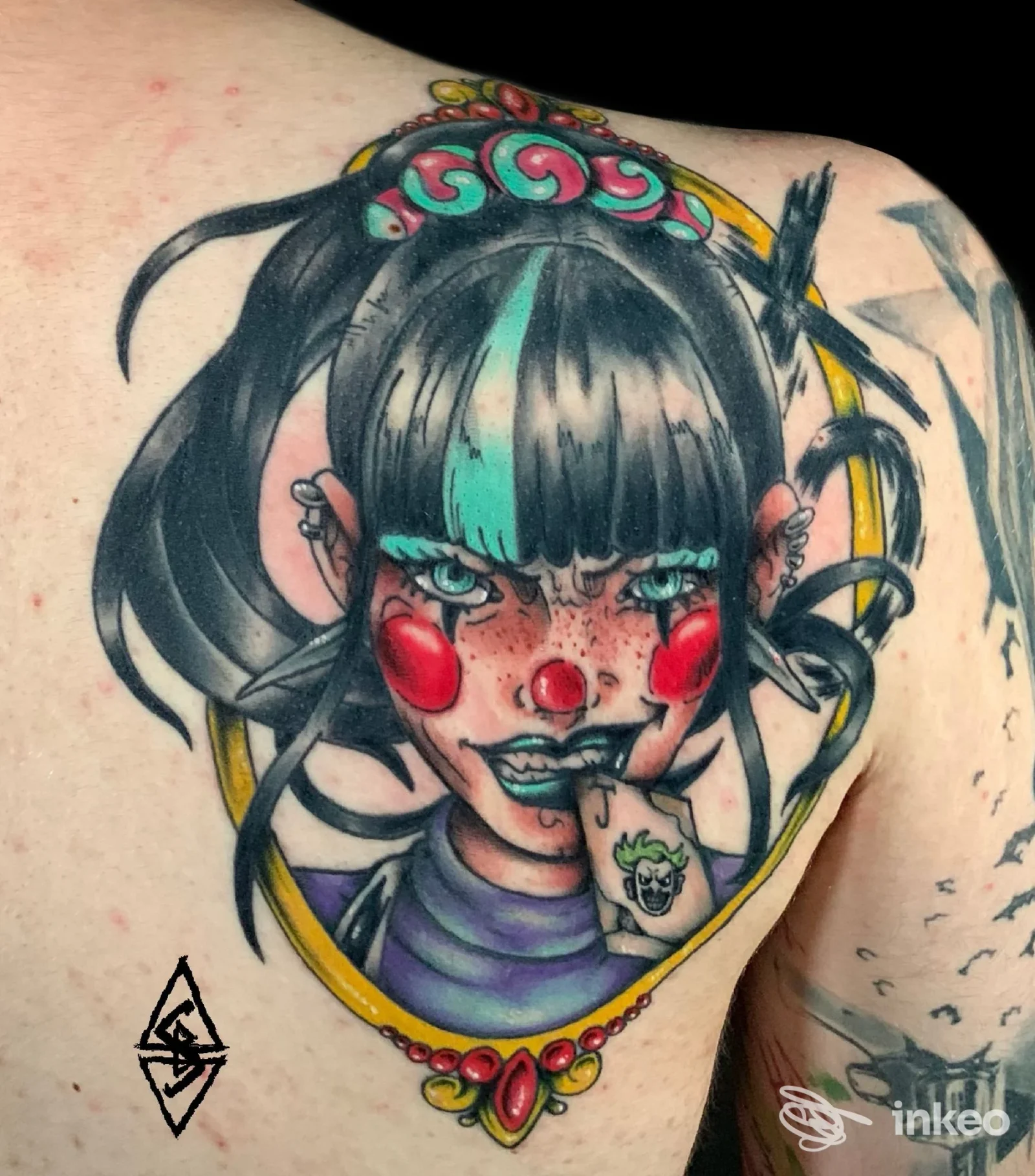 Tatuaggio colorato su spalla con volto femminile stilizzato, Ars Goetia Tattoo Studio, Ferrara.