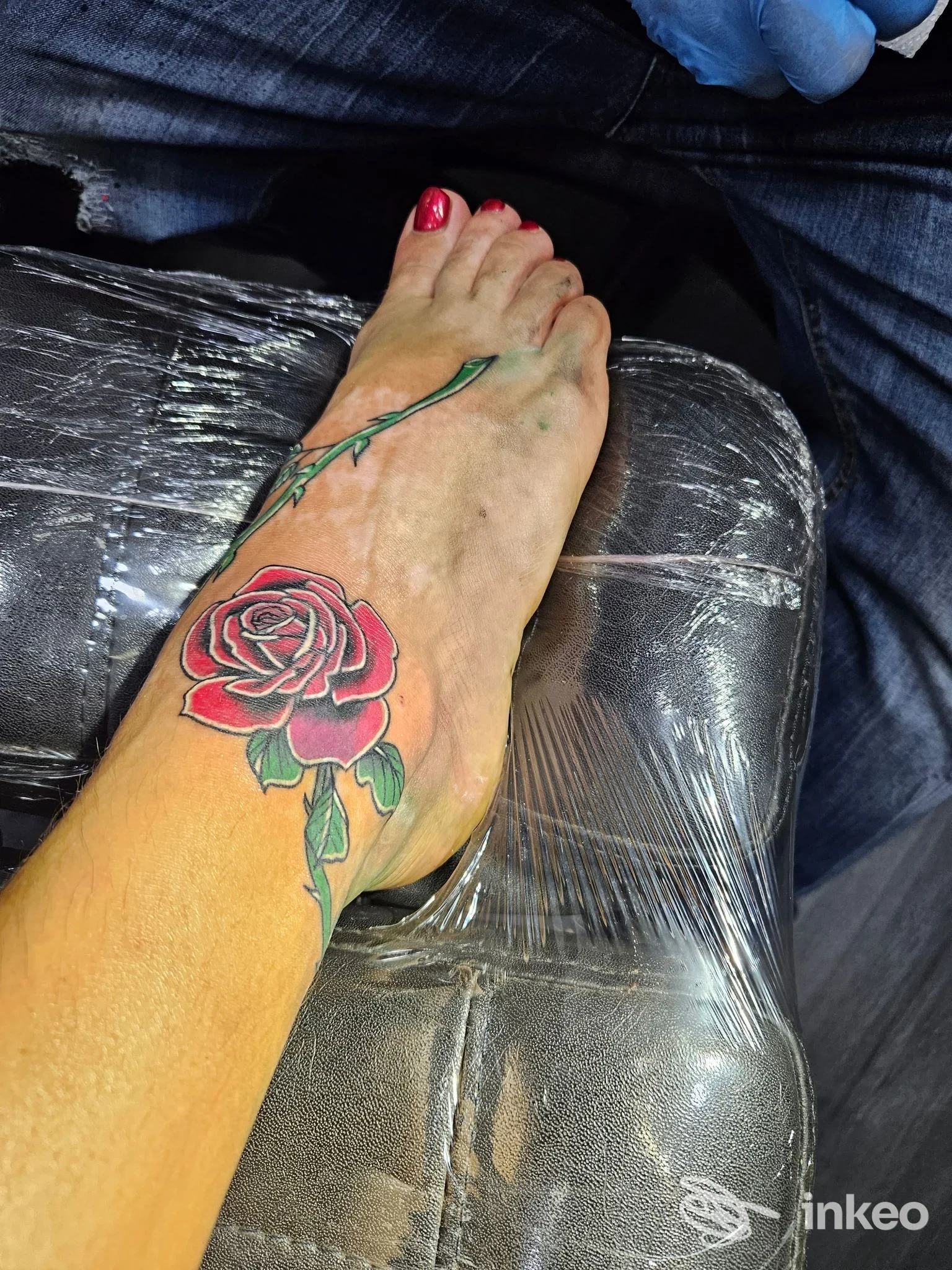 Tatuaggio di una rosa rossa sul dorso del piede e caviglia, foto scattata nello studio Project Tattoo a Napoli.