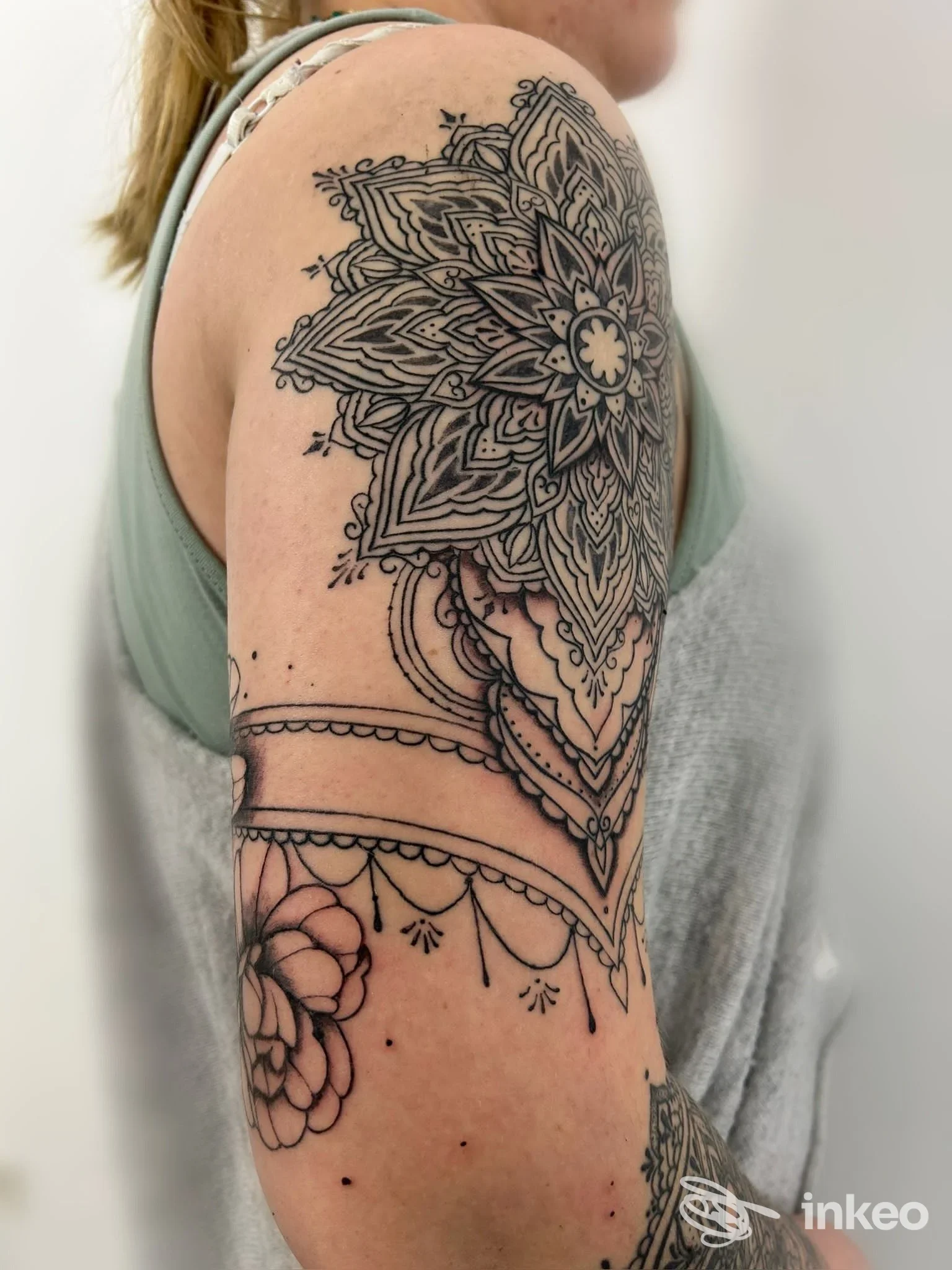 Tatuaggio ornamentale/mandala in nero sulla spalla e parte superiore del braccio, foto inviata da Immagine Tattoo, Forlì.