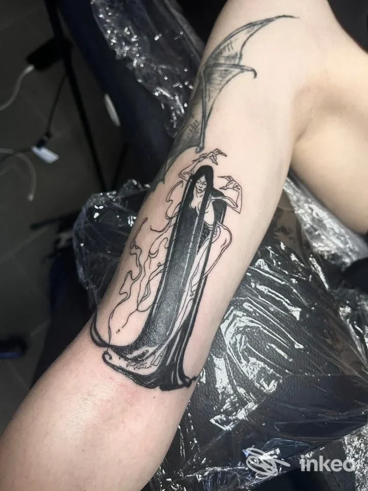 Tatuaggio in nero su avambraccio, foto scattata in studio; TITANI TATTOO, Riolo Terme.