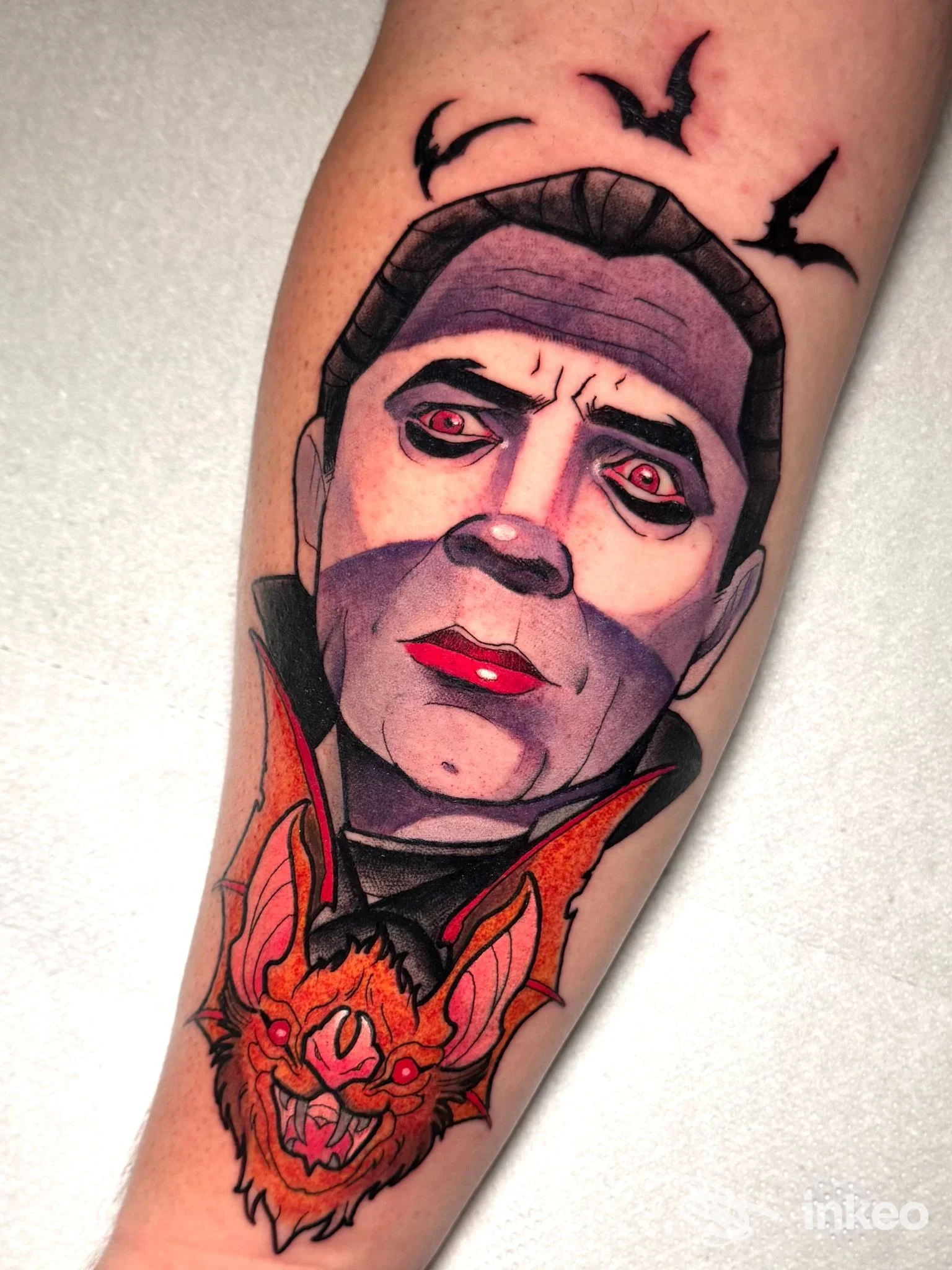 Tatuaggio su avambraccio raffigurante un ritratto vampirico con pipistrelli — Street Dream Tattoo, Bologna