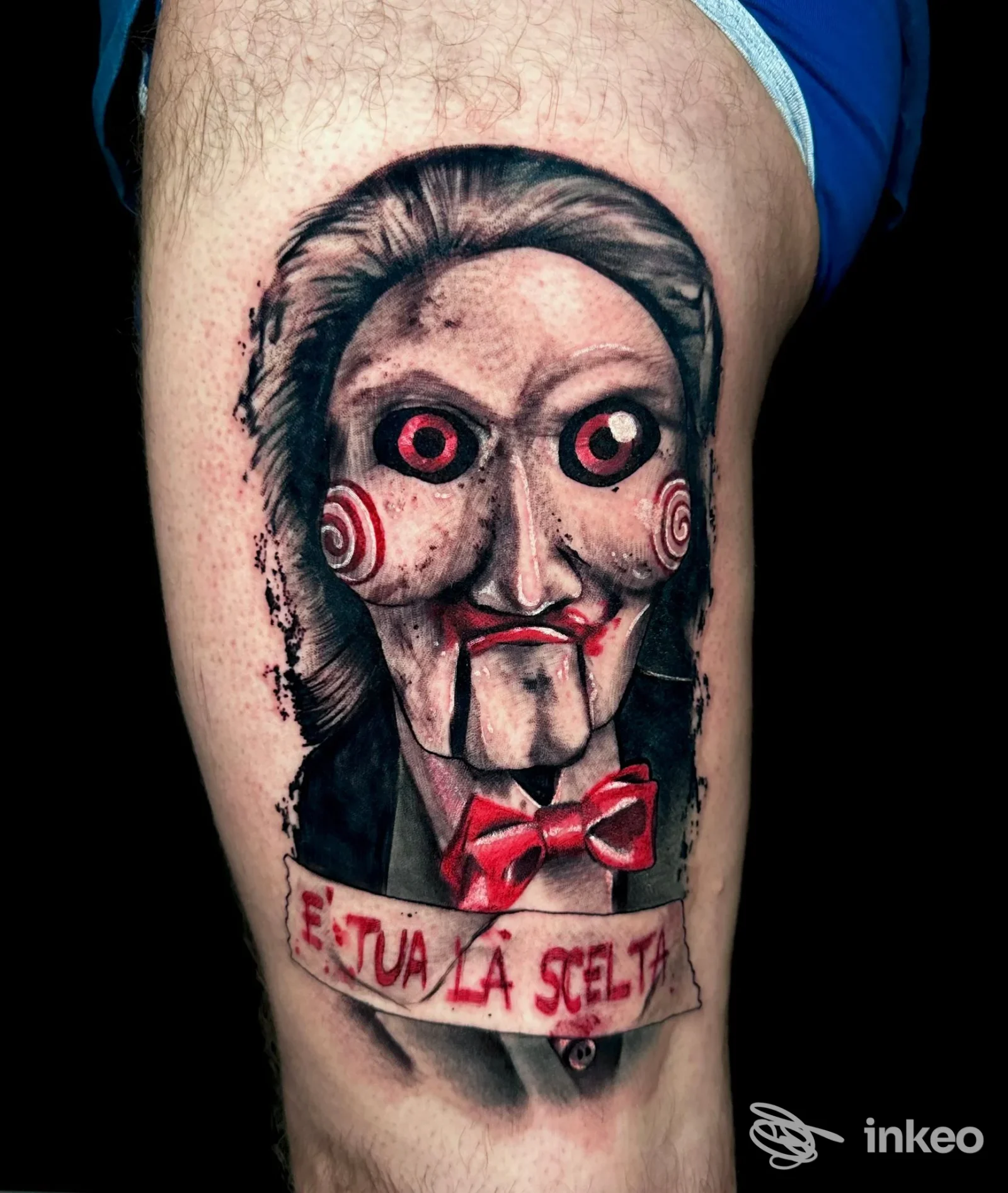 Tatuaggio su coscia raffigurante il burattino Jigsaw realizzato da Indigo Tattoo, Sant'Agata Bolognese.