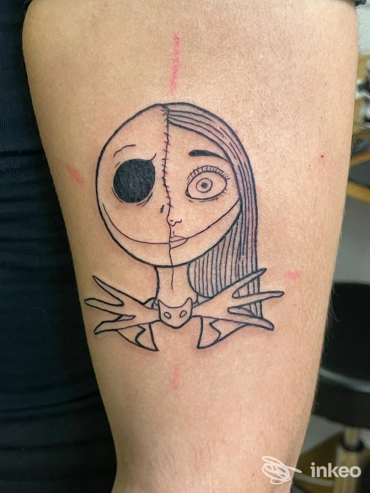 Tatuaggio su avambraccio raffigurante un volto stilizzato, Out of Line tattoo studio, Bologna.