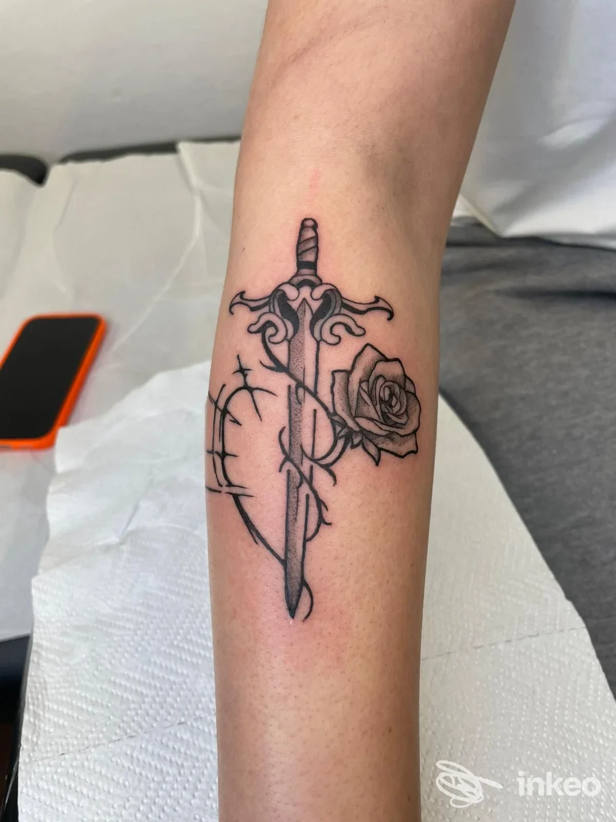Tatuaggio su avambraccio con daga, cuore e rosa, fotografia realizzata presso Out of Line tattoo studio, Bologna.