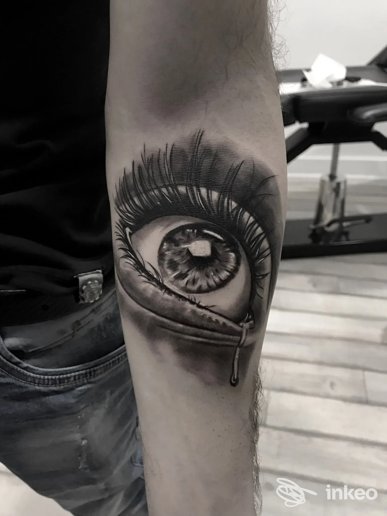 Occhio tatuato sull’avambraccio eseguito da Moonrise Tattoo Studio, tatuaggio realistico con lacrima.