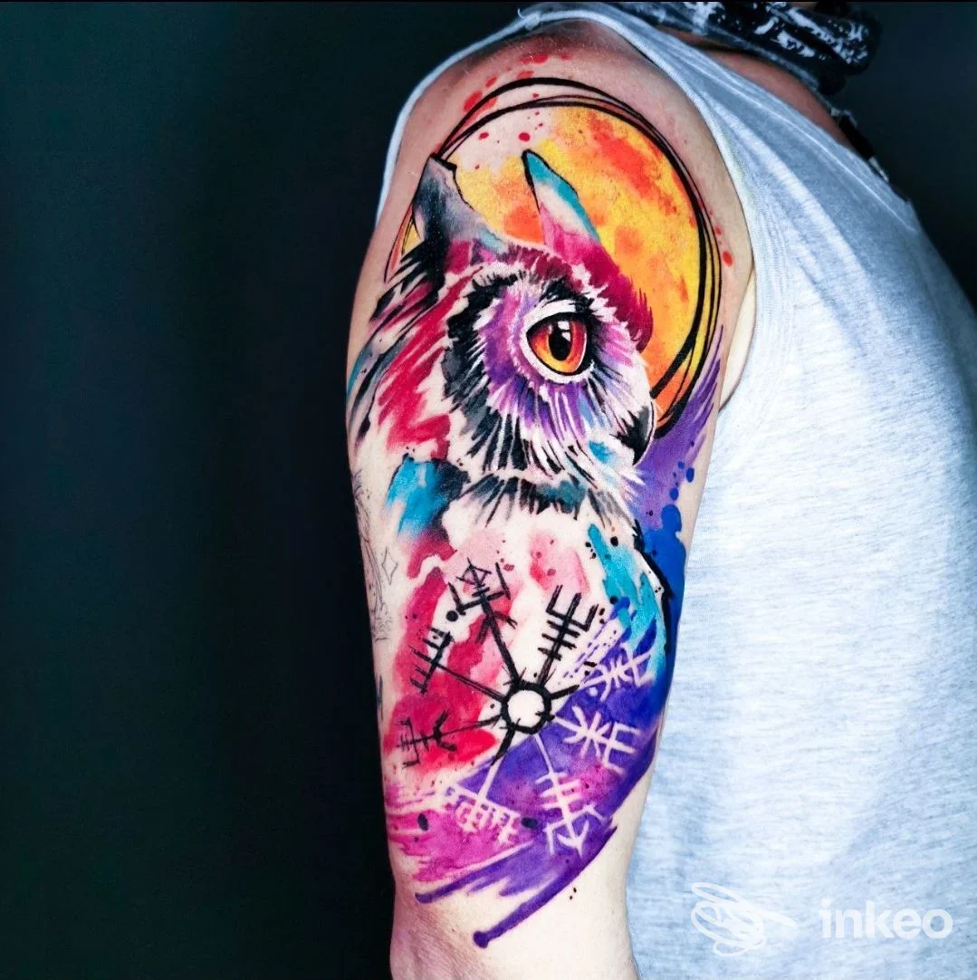 Tatuaggio colorato su pelle raffigurante un animale su braccio, visibile in dettaglio.