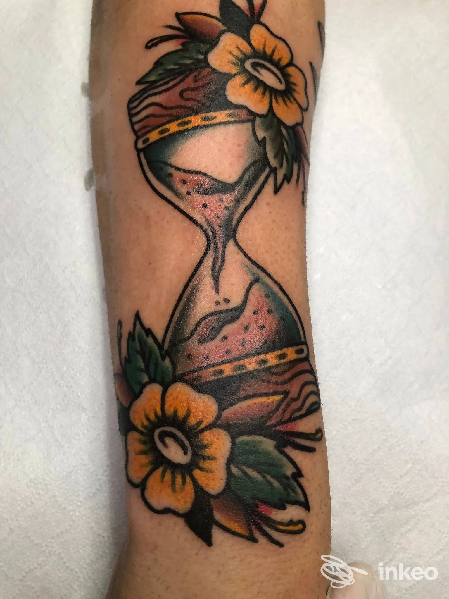 Tatuaggio a clessidra con fiori su avambraccio, foto fornita da BIG TATTOO di Simeone Salvatore a Cercola.