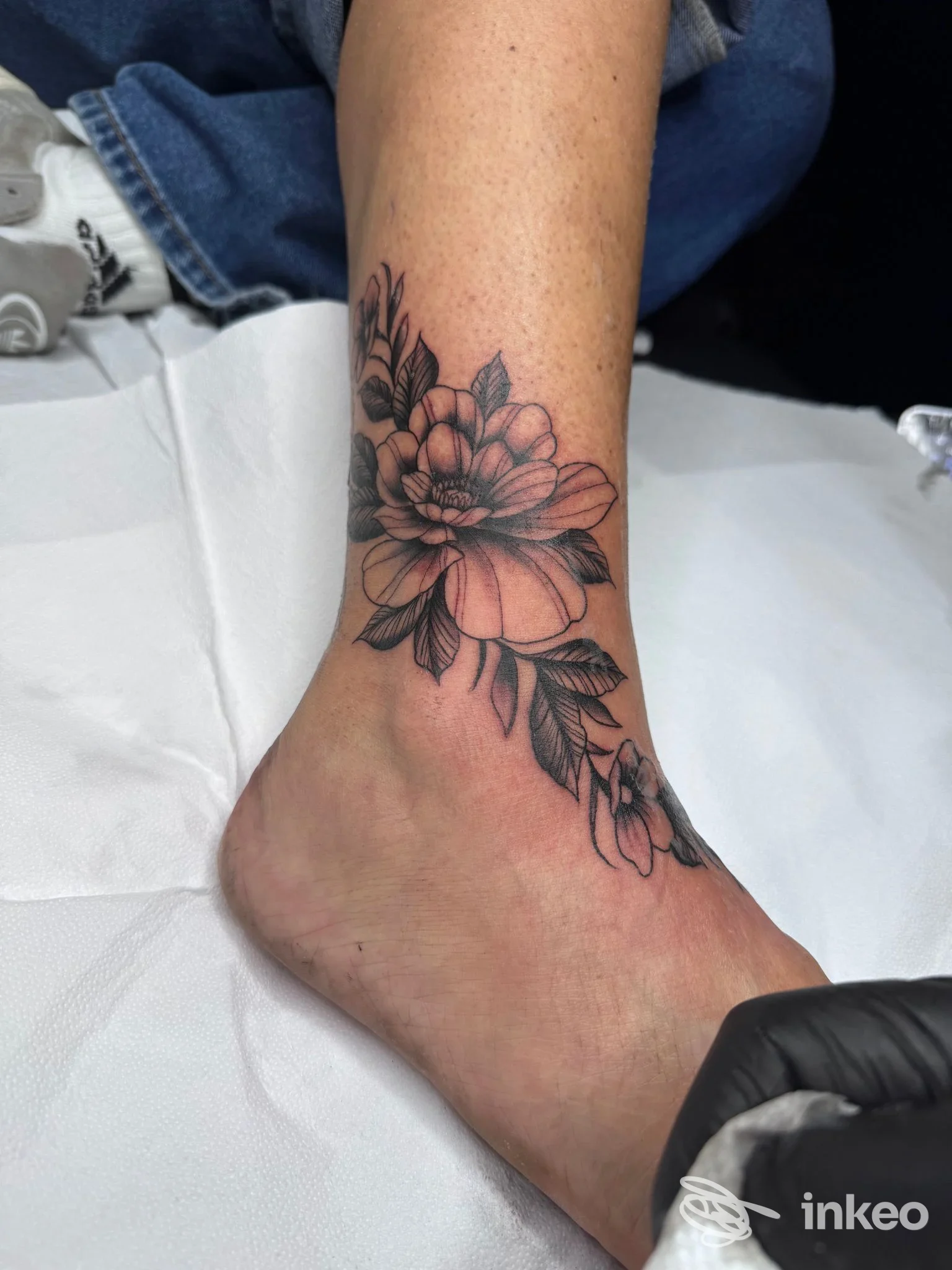 Tatuaggio floreale in nero/grigio sulla caviglia e il dorso del piede, BIG TATTOO di Simeone Salvatore, Cercola.