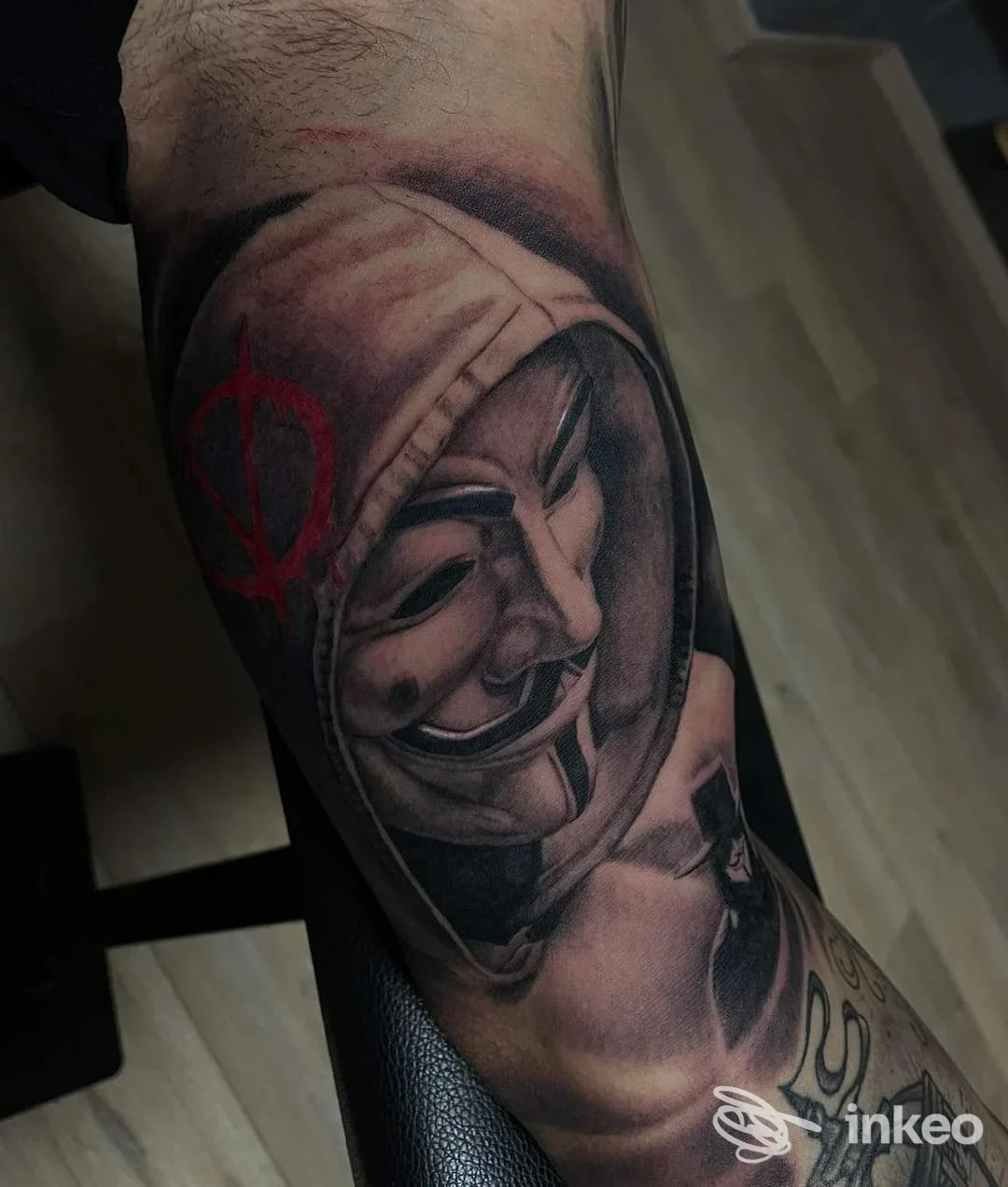 Tatuaggio realistico a tema maschera su avambraccio, The Black Tree Tattoo & Piercing, Pomigliano d'Arco.