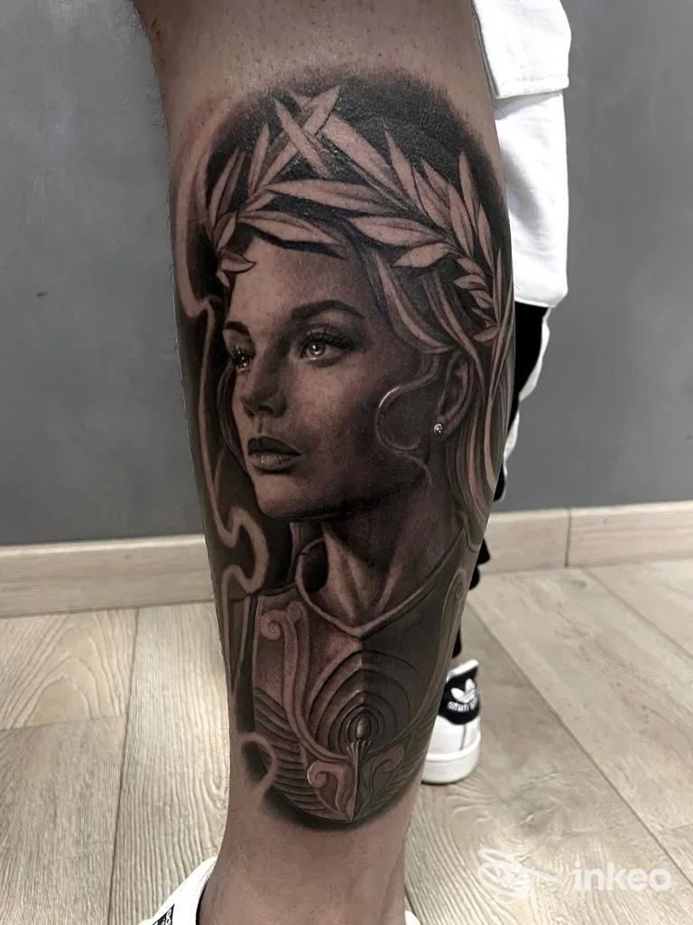 Tatuaggio realistico di volto femminile su polpaccio — The Black Tree Tattoo & Piercing, Pomigliano d'Arco.