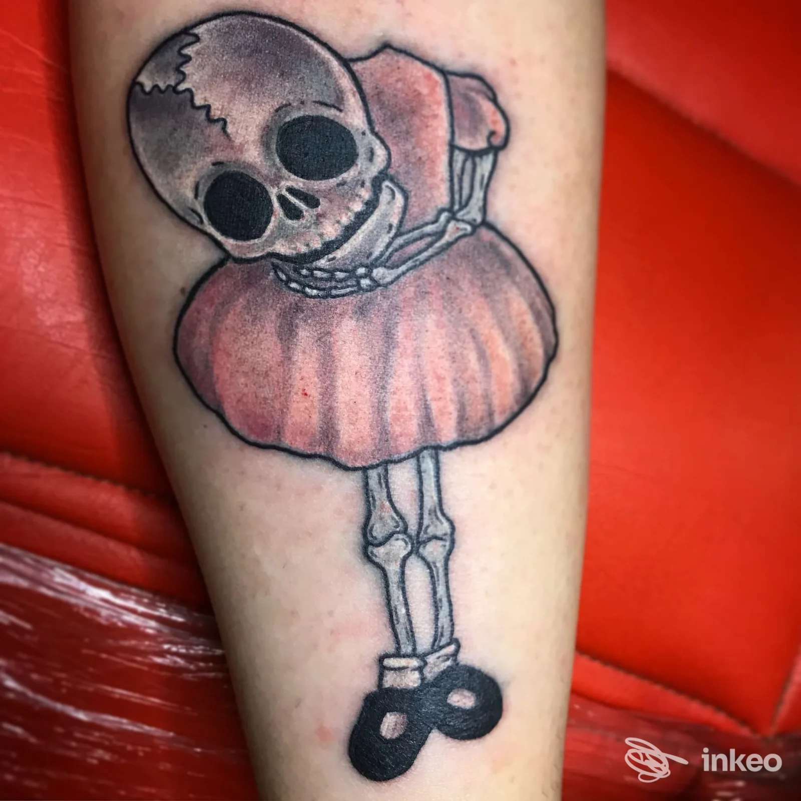 Tatuaggio su avambraccio di una bambolina-scheletro con gonna rosa, foto fornita da Tattoo Art Studio Naples, Volla.