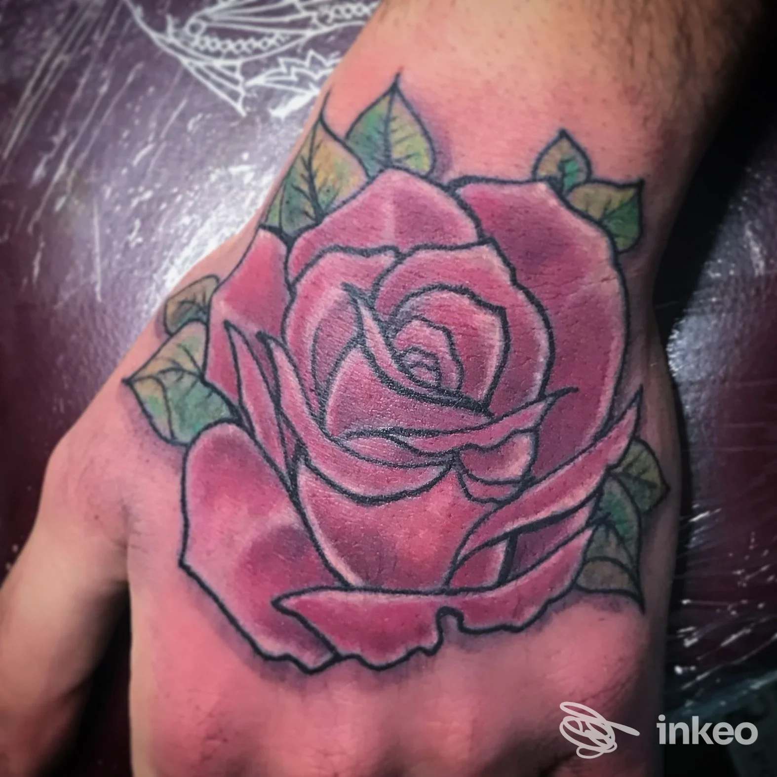 Tatuaggio a forma di rosa sul dorso della mano, lavoro realizzato presso Tattoo Art Studio Naples di Rea Dino a Volla.