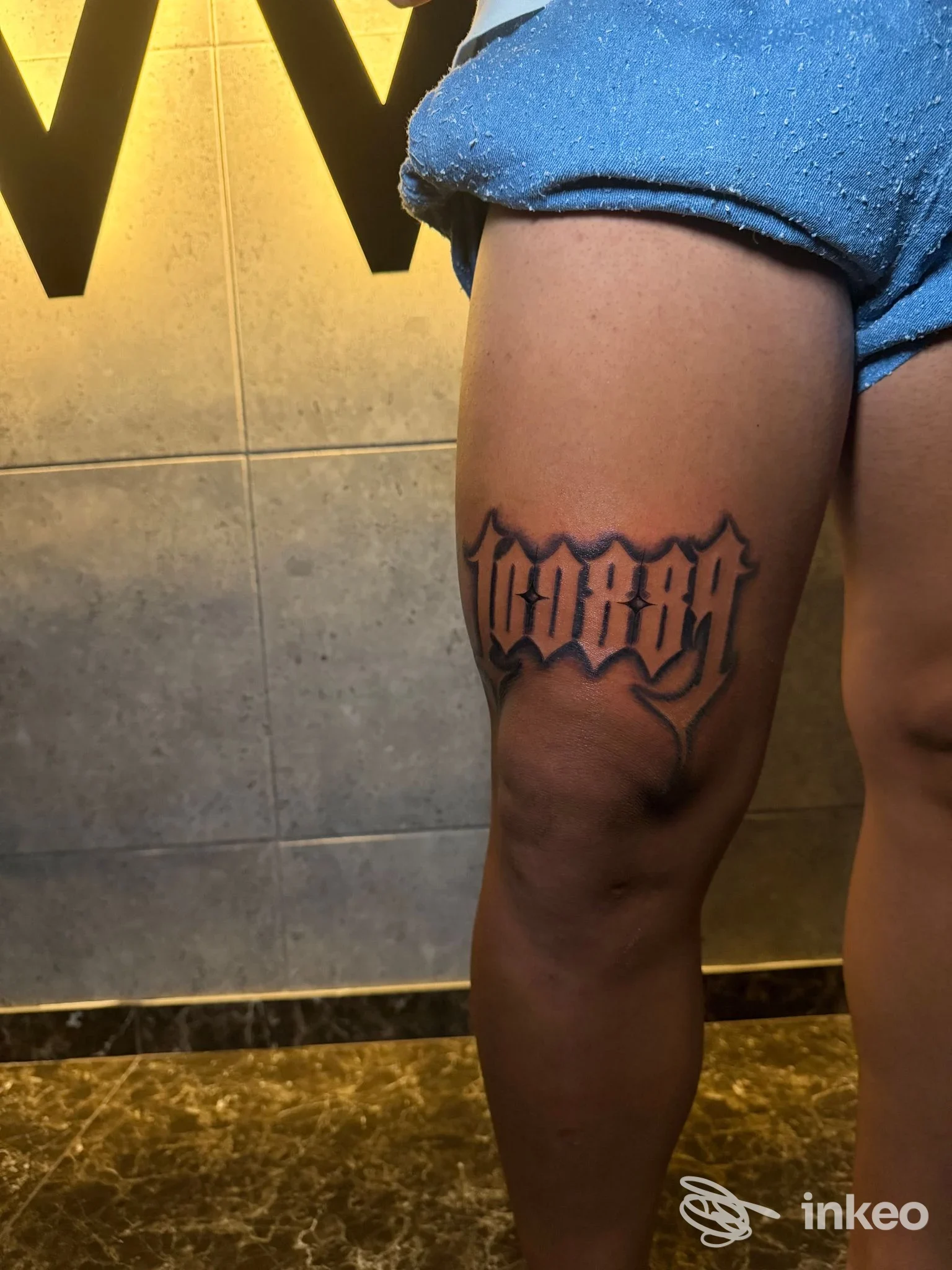 Tatuaggio a scritta in nero sulla coscia di una persona, foto ravvicinata realizzata da Artwork Studio Tattoo & PMU a Napoli.