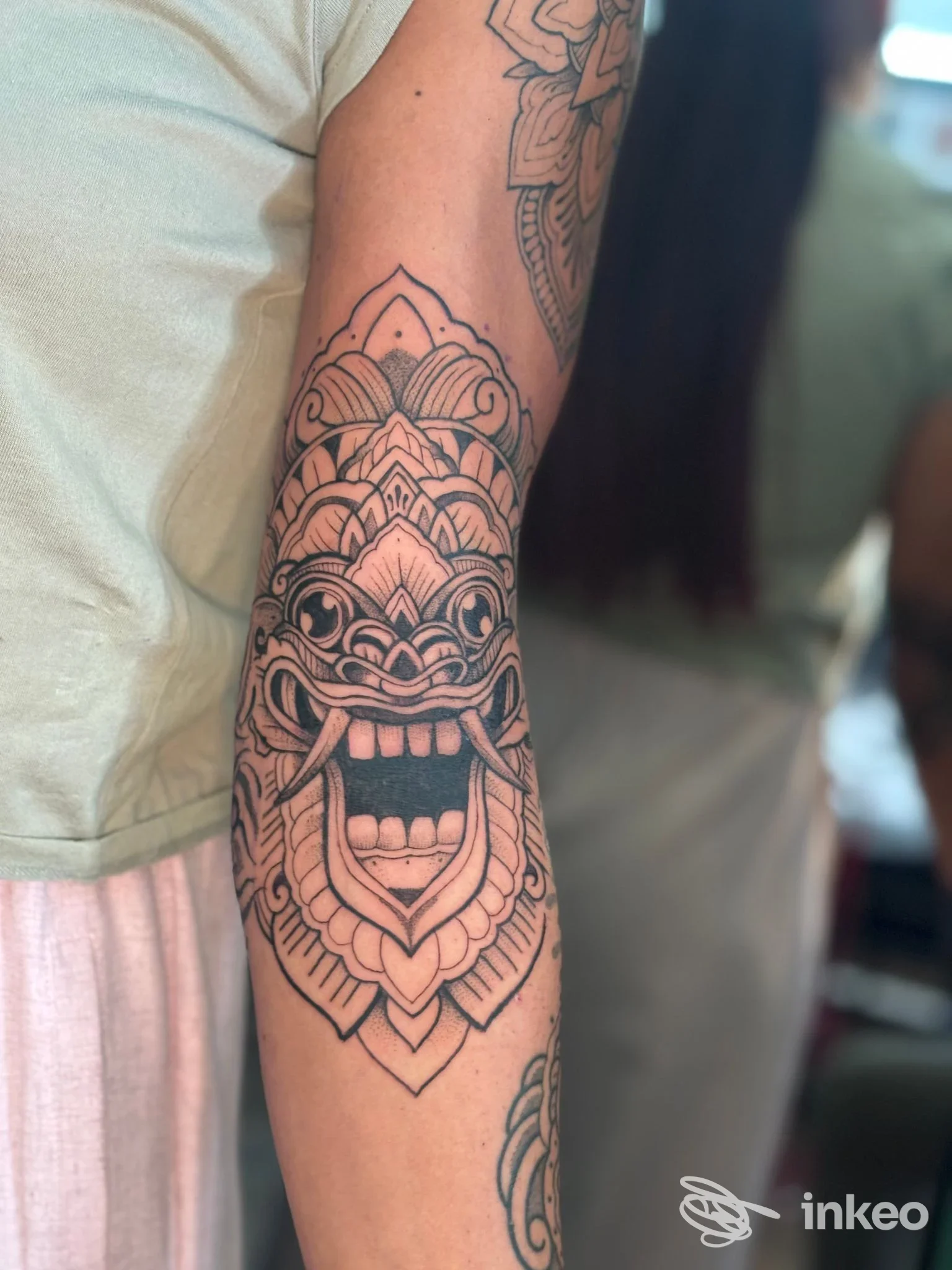 Tatuaggio ornamentale nero su avambraccio, foto condivisa da Dot Tattoo Studio, Castellammare di Stabia.