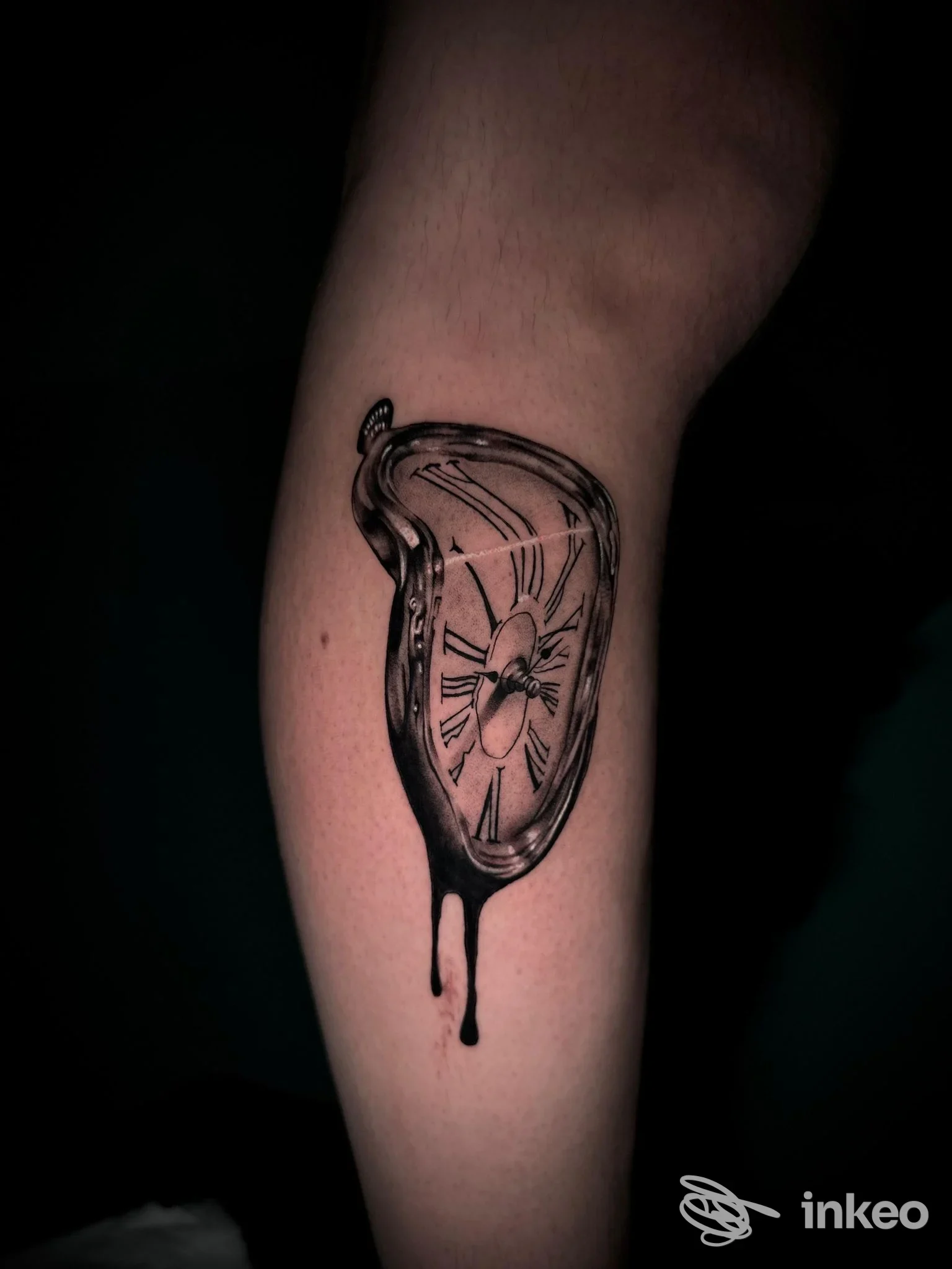 Tatuaggio di orologio 'che si scioglie' sull'avambraccio, eseguito da Dot Tattoo Studio a Castellammare di Stabia.