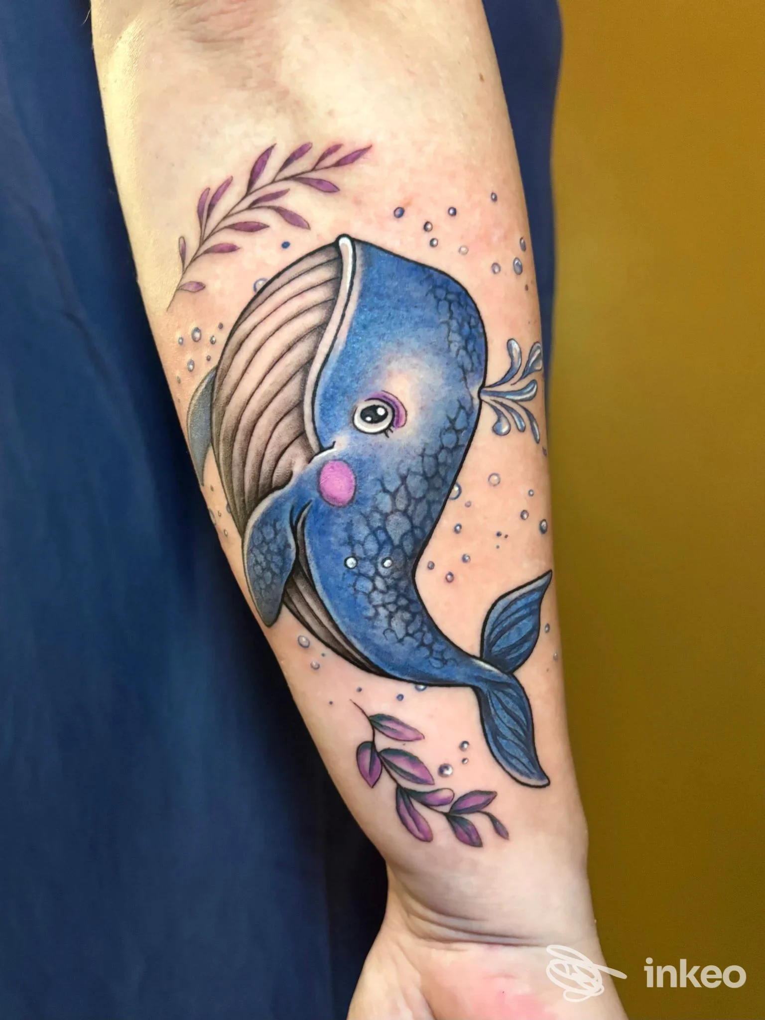 Tatuaggio colorato di una balena sull'avambraccio, realizzato da Paradise tattoo & piercing, Bologna.