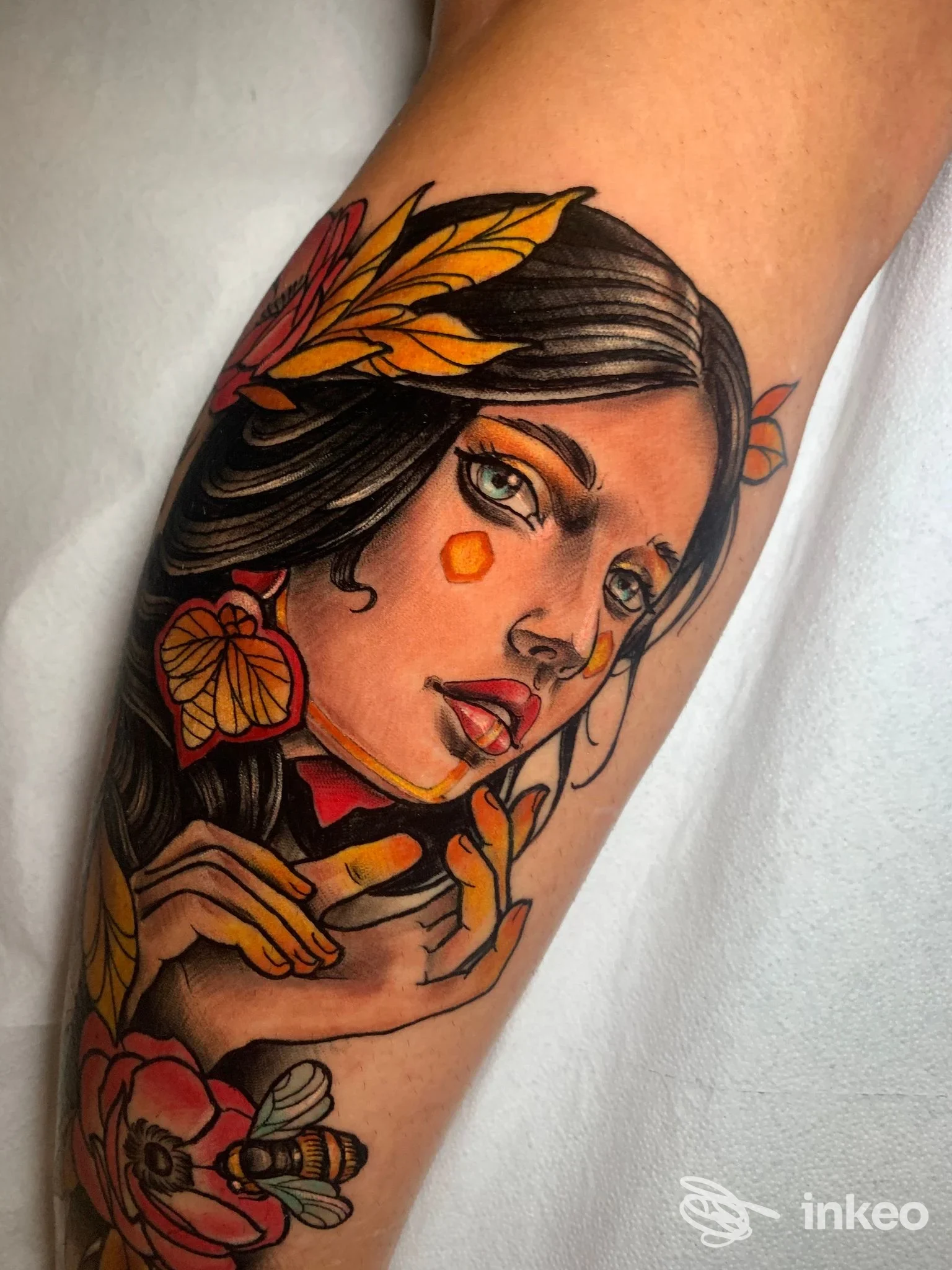 Tatuaggio colorato su avambraccio raffigurante volto femminile in stile illustrativo, Paradise tattoo & piercing, Bologna.