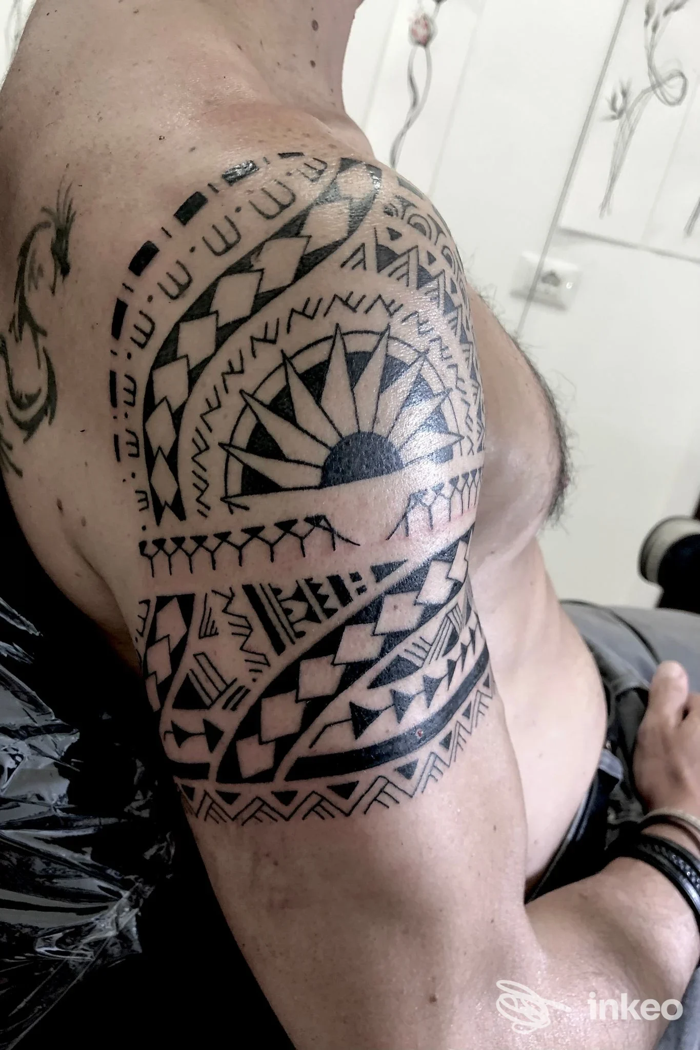 Tatuaggio tribale/geometrico su spalla e bicipite realizzato da Eva Tattoo, Bologna.
