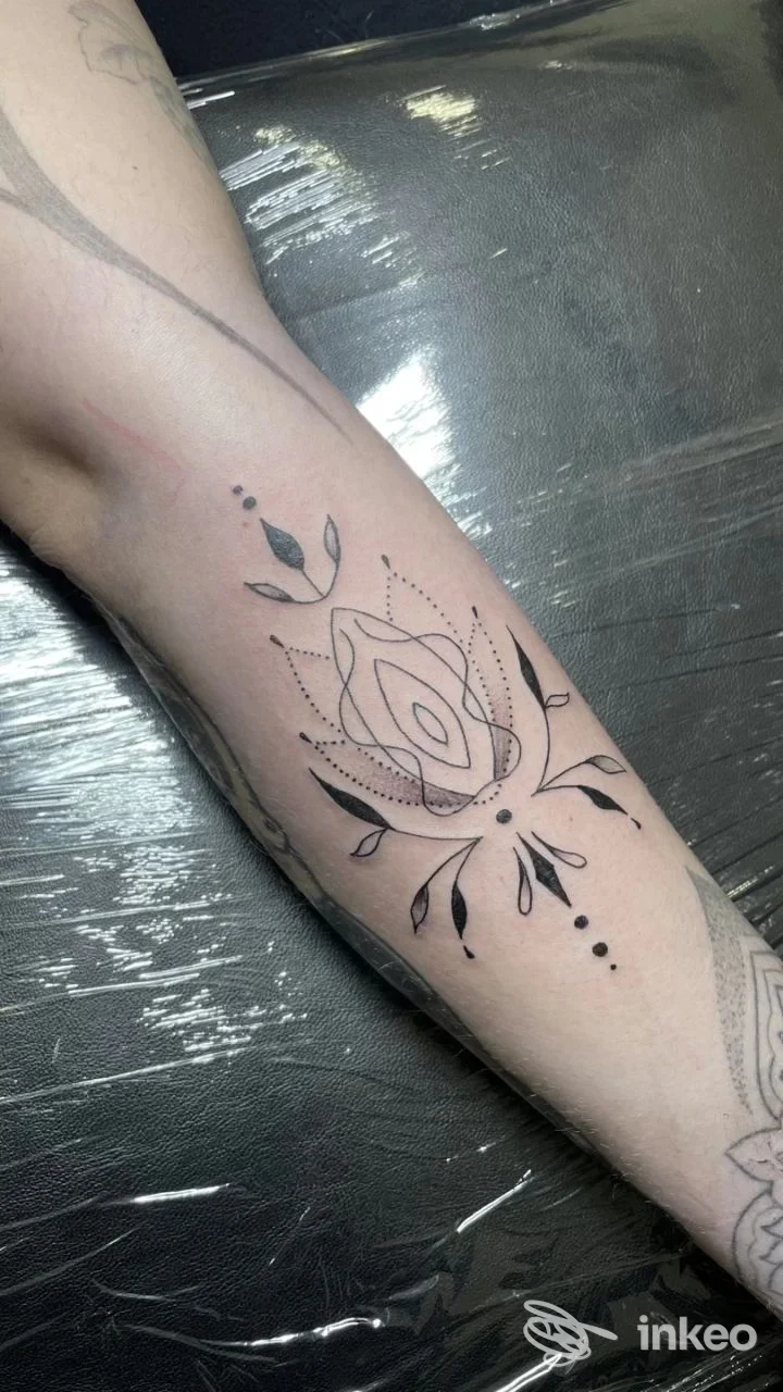 Tatuaggio ornamentale a inchiostro nero su avambraccio, stile geometrico e foglie — Eva Tattoo, Bologna.