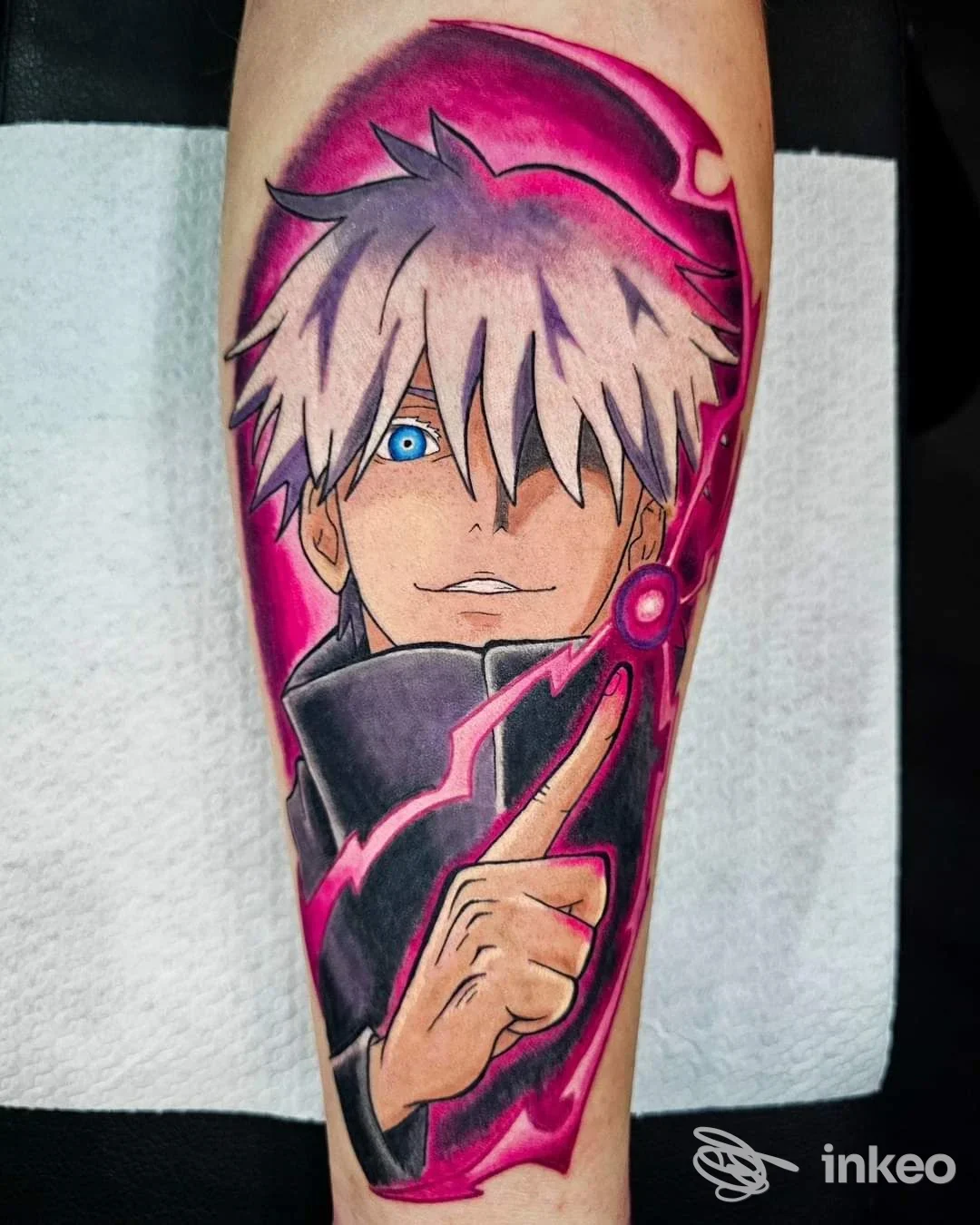 Tatuaggio a colori stile anime sull'avambraccio realizzato da Ame Noire Tattoo Shop, Riccione.