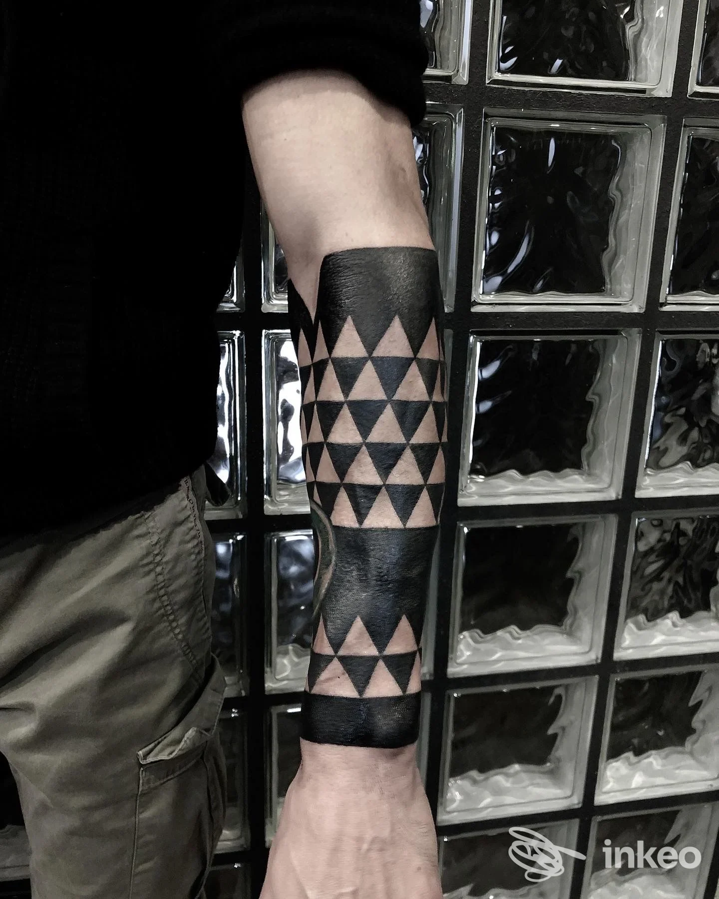 Tatuaggio geometrico a triangoli e bande nere sull'avambraccio, foto per Ink Klub Tattoo Shop, Ravenna.