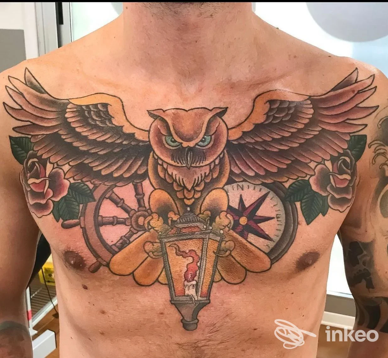 Grande tatuaggio sul petto con gufo al centro, ali spiegate, lanterna e rose — Tattoo & Art Di Zanella Devid, Codigoro.