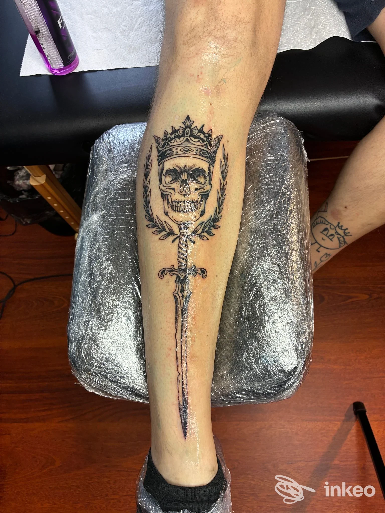 Avambraccio tatuato con teschio coronato e spada, foto fornita da Blue Tiger Tattoo shop a Forlì.