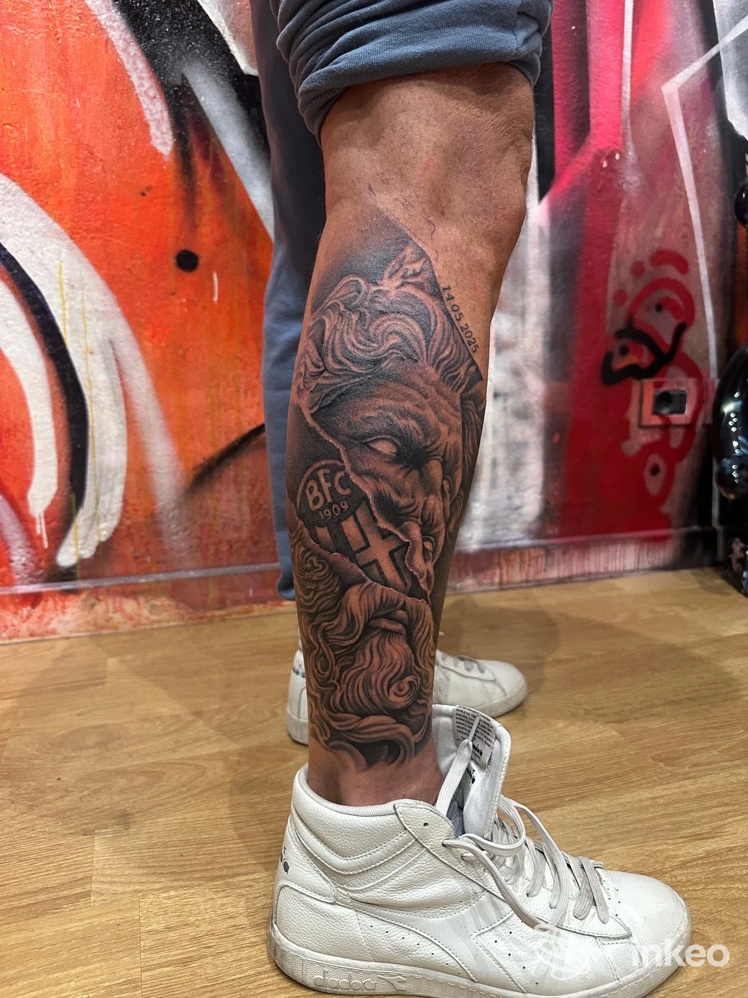 Tatuaggio black & grey su polpaccio con volti e motivi ornamentali, scatto effettuato presso Stoned Tattoo Space a Bologna.