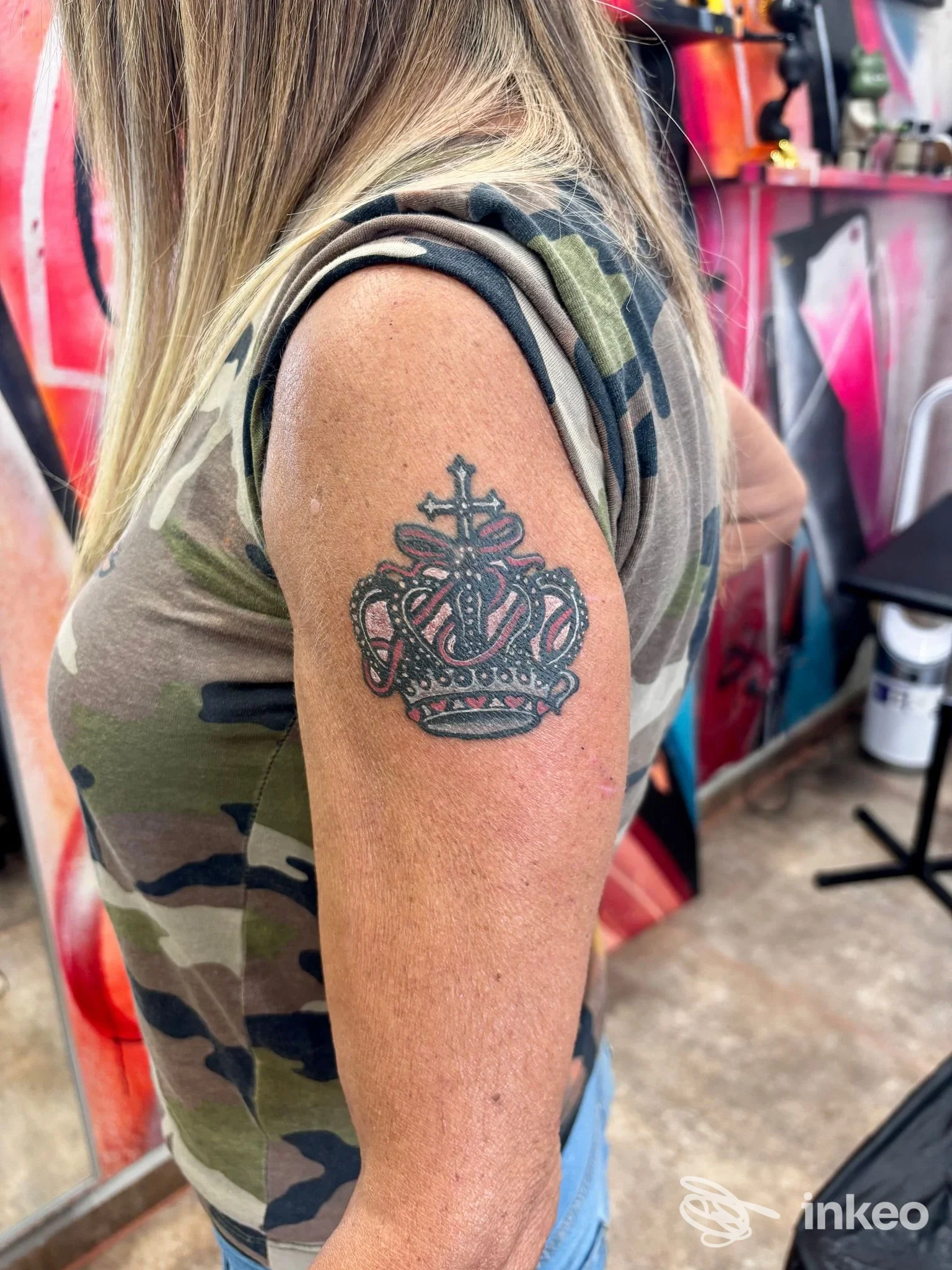 Tatuaggio a forma di corona sull'alto braccio in foto scattata nello studio Stoned Tattoo Space, Bologna.