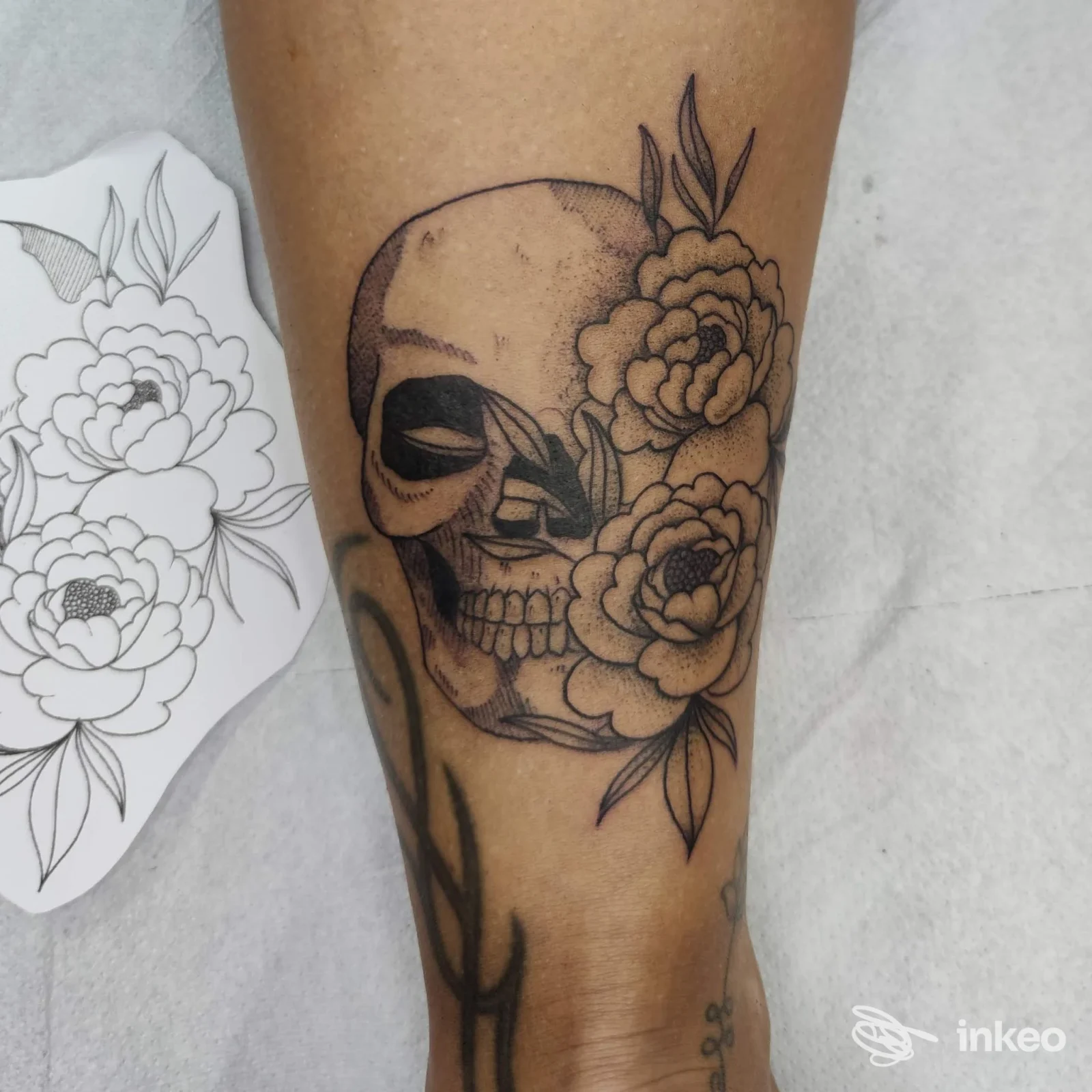Tatuaggio cranio con fiori sul davanti dell'avambraccio realizzato da GLIGOINK Tattoo, Asti.