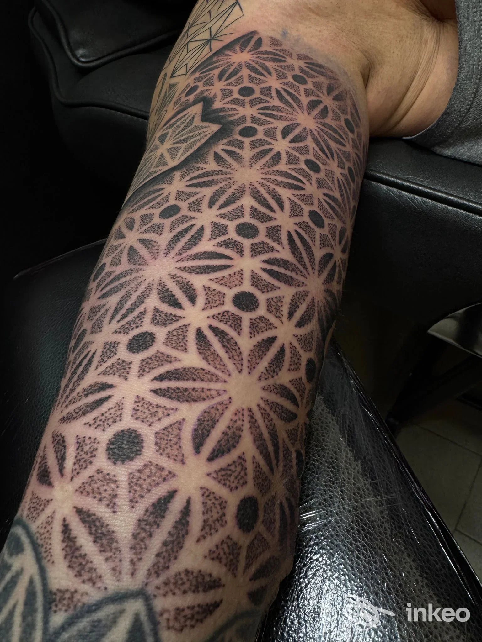 Tatuaggio geometrico a puntinatura su avambraccio realizzato da GLIGOINK Tattoo ad Asti, motivo mandala esteso.