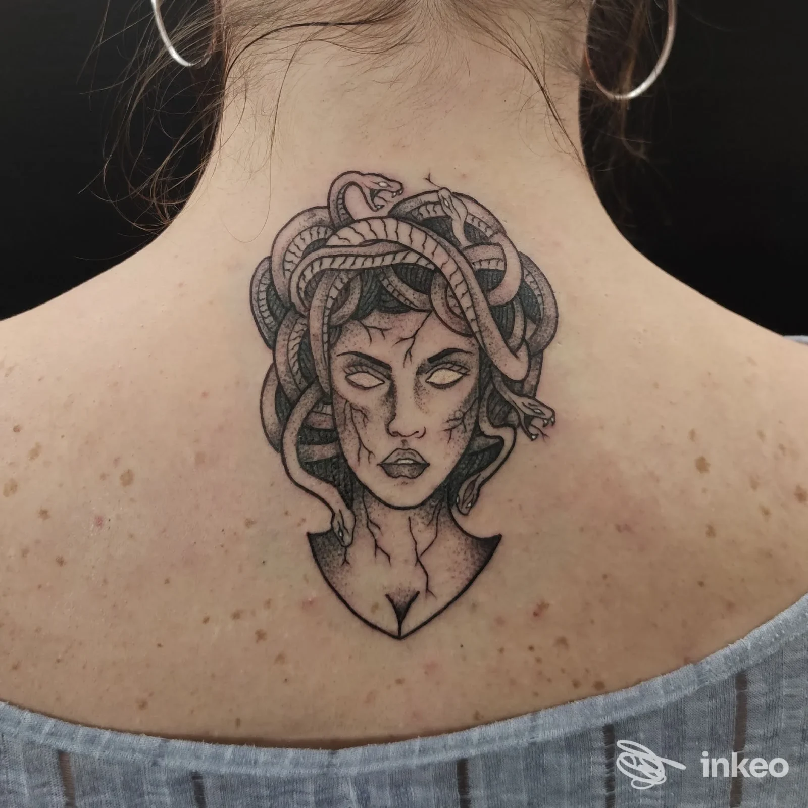 Tatuaggio Medusa sulla nuca e parte superiore della schiena, GLIGOINK Tattoo, Asti.