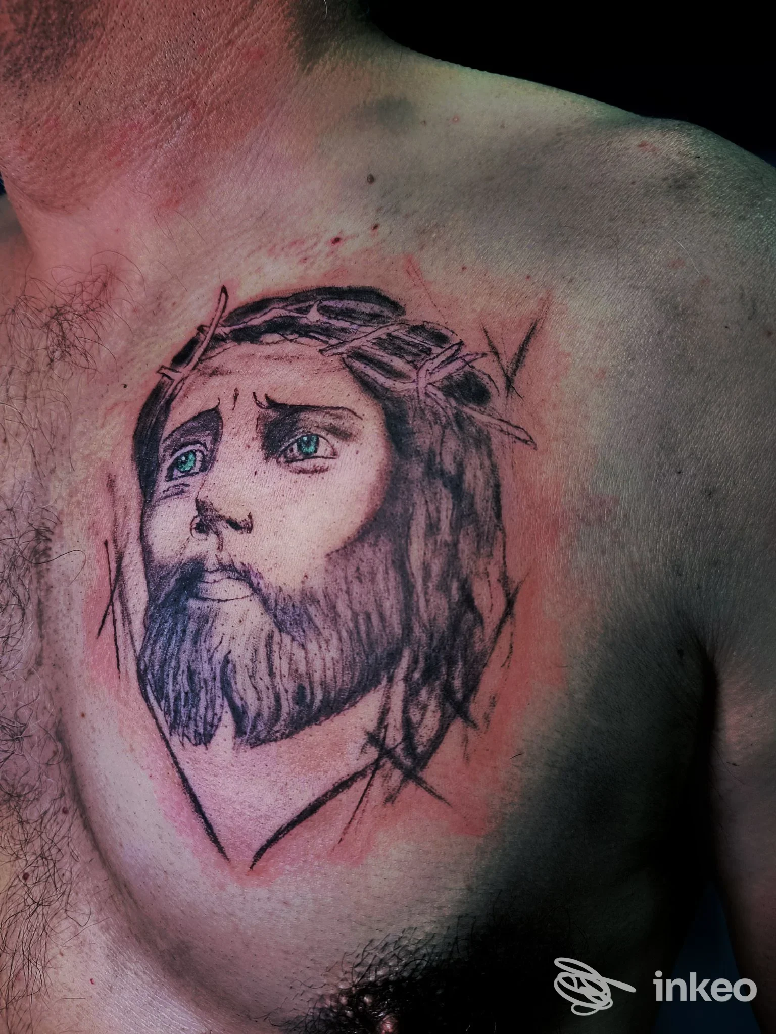 Tatuaggio ritratto con corona di spine sul petto di un uomo, lavoro eseguito da Siria Art Tattoo a Latiano.
