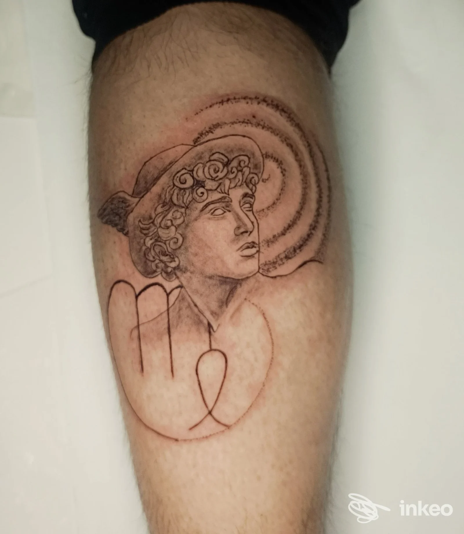 Tatuaggio fresco su polpaccio: ritratto figurativo con linee e puntinato, foto inviata da Siria Art Tattoo, Latiano.