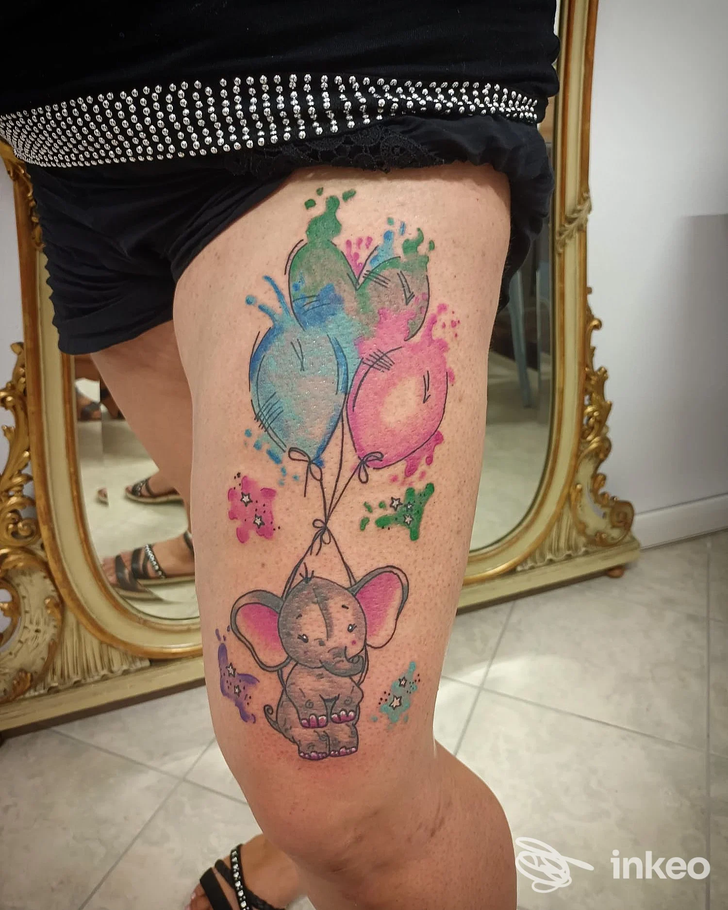 Tatuaggio su coscia: elefante con tre palloncini colorati. Sottopelle Tattoo Studio, Mirano.