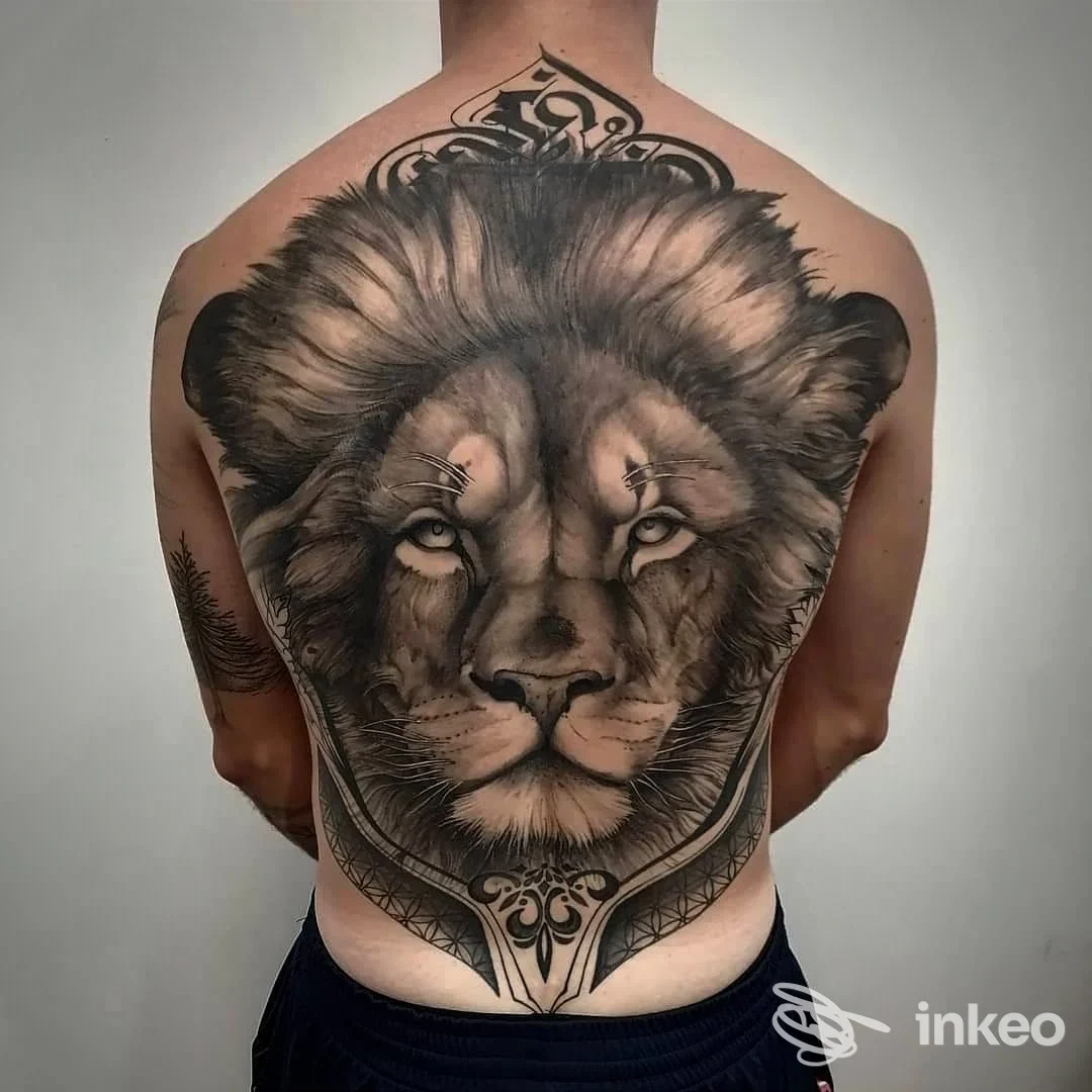 Grande tatuaggio a schiena intera raffigurante una testa di leone, Giuda's Tattoo, Soliera.