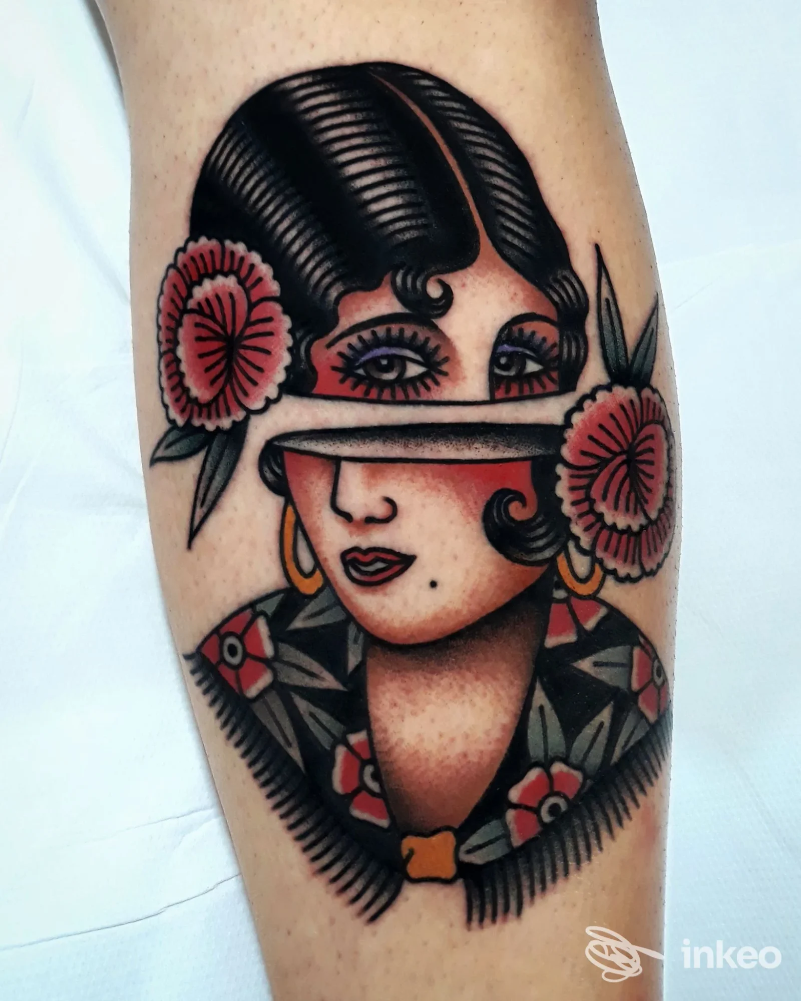 Tatuaggio in stile tradizionale di volto femminile su polpaccio, foto per Blue Bird Tattoo Studio, Firenze.